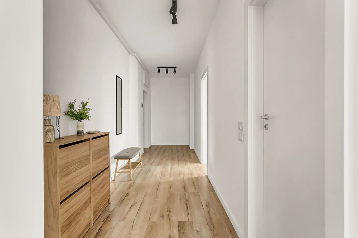 Descoperă apartament 3 camere ARED – Comision 0% - Descoperă un apartament modern și inteligent, mobilat și utilat! 

Situat într-o locație excelentă din Arad, aproape de centre comerciale, hipermarketuri, gara și stații de tramvai, acest apartament îți oferă acces rapid la tot ce ai nevoie. Cu o suprafață utilă de 60,25 mp, apartamentul dispune de living cu bucătărie open space, două dormitoare, două băi și un balcon.

Dotările includ încălzire în pardoseală prin centrală proprie pe gaz, rulouri acționate electric pentru un plus de confort și intimitate, iar apartamentul este complet finisat și mobilat. Beneficiezi de proximitate față de transportul public și alte puncte de interes, apartamentele fiind disponibile imediat. Sistemul modern de încălzire asigură și o eficiență energetică sporită.

Contactează-mă acum pentru o vizionare la numarul 0742267773.

Andreea Szuchanszki - Consultant ARED
Telefon: 0742 267 773
ARED – Casa ta, visul tău!