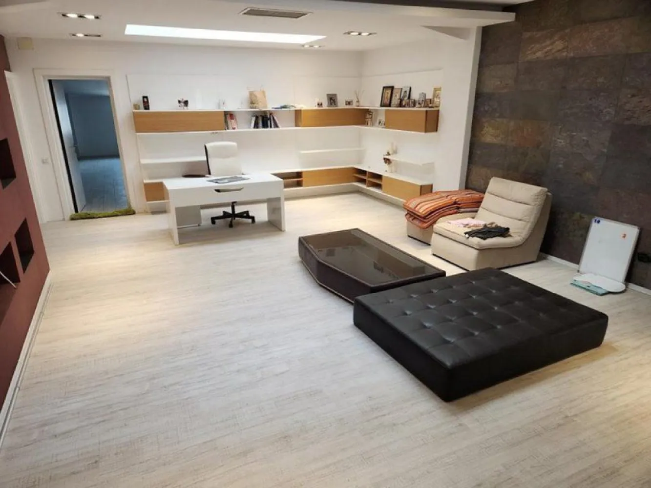 Pantelimon Gara Catelu birouri 200-400 mp - K Imobiliare propune in zona Pantelimon Gara Catelu spatiu de birouri 200-400 mp , imobil nou , etaj 2 , incalzire centrala . 2 grupuri sanitare , 2 bucatarii . 4 locuri de parcare .
pretvanzare: 0
monedavanzare: EUR
pretvanzaremp: 0
monedavanzaremp: EUR
pretinchiriere: 1650
monedainchiriere: EUR
monedainchiriereunitar: EUR