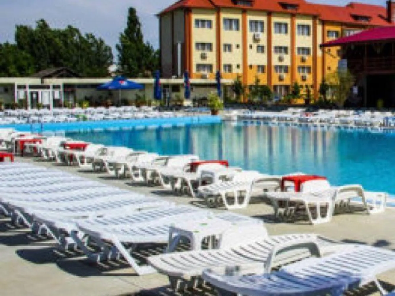 Pensiune restaurant , piscina, salon de evenimente de vanzare - K Imobiliare propune spre vanzare proprietate comerciala compusa din :pensiune ( 40 camere ) , restaurant 715 mp , 3 piscine (semiolimpica 338 mp , medie 115 mp , de copii 23 mp ) , salon de evenimente 1000 mp , depozit 535 mp , bar de zi , 
Suprafata teren 10.000 mp.
Total suprafata construita 5400 mp.
Afacerea este in functiune .
pretvanzare: 4200000
monedavanzare: EUR
pretvanzaremp: 0
monedavanzaremp: EUR
pretinchiriere: 0
monedainchiriere: EUR
monedainchiriereunitar: EUR
Suprafata camera: 50 mp