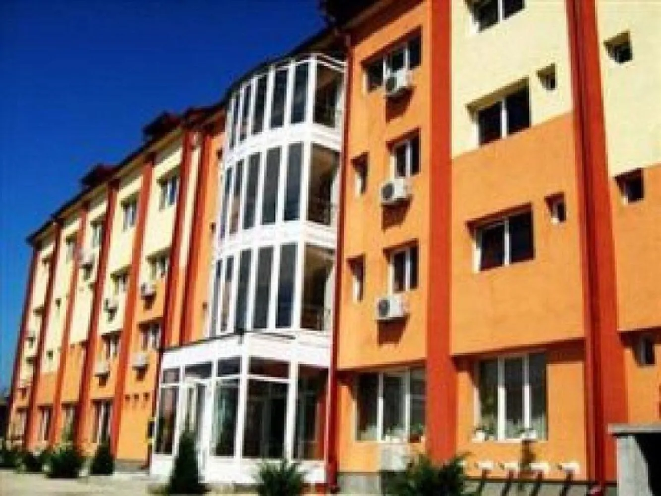 Pensiune restaurant , piscina, salon de evenimente de vanzare - K Imobiliare propune spre vanzare proprietate comerciala compusa din :pensiune ( 40 camere ) , restaurant 715 mp , 3 piscine (semiolimpica 338 mp , medie 115 mp , de copii 23 mp ) , salon de evenimente 1000 mp , depozit 535 mp , bar de zi , 
Suprafata teren 10.000 mp.
Total suprafata construita 5400 mp.
Afacerea este in functiune .
pretvanzare: 4200000
monedavanzare: EUR
pretvanzaremp: 0
monedavanzaremp: EUR
pretinchiriere: 0
monedainchiriere: EUR
monedainchiriereunitar: EUR
Suprafata camera: 50 mp