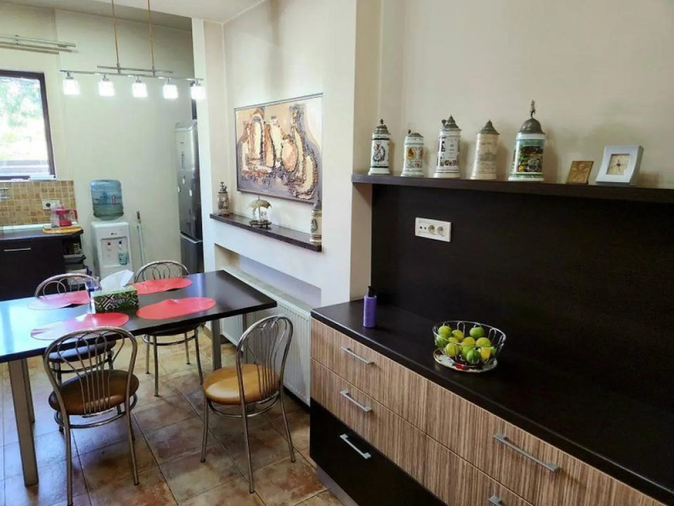 Baneasa Teisani vila 7 camere teren 1000 mp - K Imobiliare propune in zona Baneasa , Aleea Teisani vila P+1+M , constructie 2007 , suprafata utila 475 mp , compusa din 7 camere , 5 domitoare si 2 livinguri , 4 bai , centrala termica pentru fiecare nivel , posibilitatea de a fii folosita ca 2 apartamente.