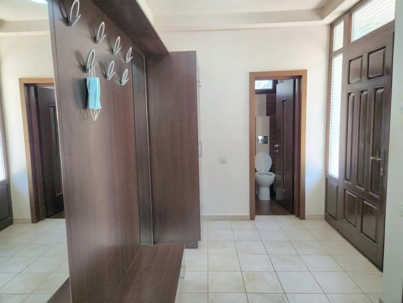 Baneasa Teisani vila 7 camere teren 1000 mp - K Imobiliare propune in zona Baneasa , Aleea Teisani vila P+1+M , constructie 2007 , suprafata utila 475 mp , compusa din 7 camere , 5 domitoare si 2 livinguri , 4 bai , centrala termica pentru fiecare nivel , posibilitatea de a fii folosita ca 2 apartamente.