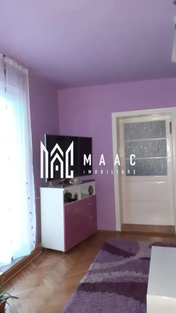 Casă Terezian I Garaj și vecinătate liniștită I Terezian - MAAC imobiliare va propune spre vanzare o casă cu 3 camere și grădină frumoasă situată într-o zona liniștită a Terezianului. Această proprietate spațioasă este ideală pentru cei care caută confort și accesibilitate.

Caracteristici principale:

Suprafață: Casa este compusă din 3 camere generoase, hol, baie și pivniță, cu o bucătărie situată la demisol.

Exterior: Curtea din față este pavată, oferind un spațiu perfect pentru relaxare și socializare. În spate, veți găsi un gazon bine întreținut, ideal pentru activități în aer liber și petrecerea timpului în familie.

Suprafața totală: Proprietatea se întinde pe o parcelă de 422 mp, oferind suficient spațiu pentru diverse activități în aer liber.

Beneficii suplimentare:
Vecinătate liniștită: Zona este cunoscută pentru liniștea sa, fiind ideală pentru familiile care apreciază traiul pașnic și sigur.
Proximitate: Casa este situată în apropierea școlilor, grădinițelor, stației de autobuz și a unui parc, asigurând acces ușor la toate facilitățile necesare.

Această proprietate reprezintă o oportunitate rară de a trăi într-o zonă cu toate facilitățile la îndemână, oferind în același timp intimitate și confort. 

Pentru mai multe informatii specificati ca ati vazut anuntul cu ID: CP2067528