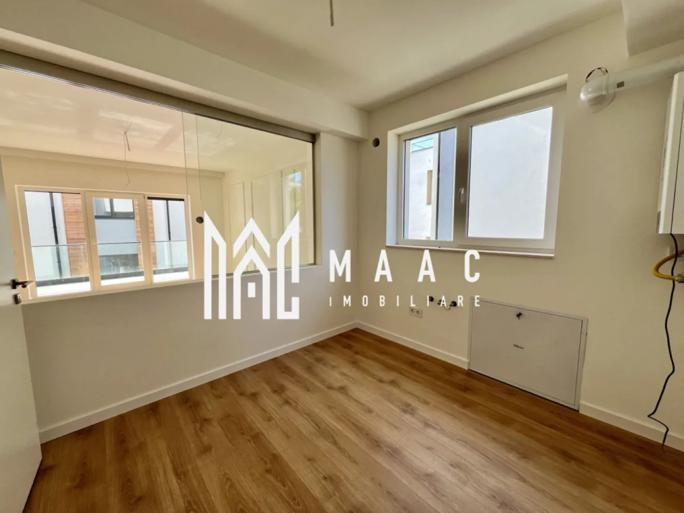 Apartament 2 camere I Finisat la cheie I 0% Comision - MAAC Imobiliare vă propune spre vânzare un apartament cu 2 camere - finisat la cheie.

Modalități de plată flexibile: Îți oferim posibilitatea de a alege între sursele tale proprii de finanțare sau opțiuni de credit ipotecar, fără să afecteze prețul final.

Descriere apartament:
Suprafata utila 53.55 mp + logie de 7.29 mp.

Avantajele acestui apartament:

Terasă cu hidroizolație și sistem de drenaj
Încălzire în pardoseală
Balcon cu orientare sudică
Loc de parcare inclus
Priveliște panoramică
Predare la stadiul de finisare la cheie
Numeroase spații de depozitare
Izolare eficientă cu vată bazaltică
Balconul și casa scării finisate la cheie, cu granit și sticlă securizată
Design arhitectural distinctiv, cu elemente din larice siberian și piatră naturală
Ocupare teritorială redusă, cu 25% din suprafață și 45% spații verzi
Zonă cu vegetație bogată, 4 locuri de joacă pentru copii și un teren de fotbal
Loc de parcare: Un loc de parcare este inclus în prețul acestui apartament.

Distante: La doar 4 minute de zona Industrială Vest, 4 minute de Metro și 15 minute de centrul istoric al Sibiului.

Pentru mai multe detalii precizati telefonic ca ati vazut anuntul cu ID: CP1988819.