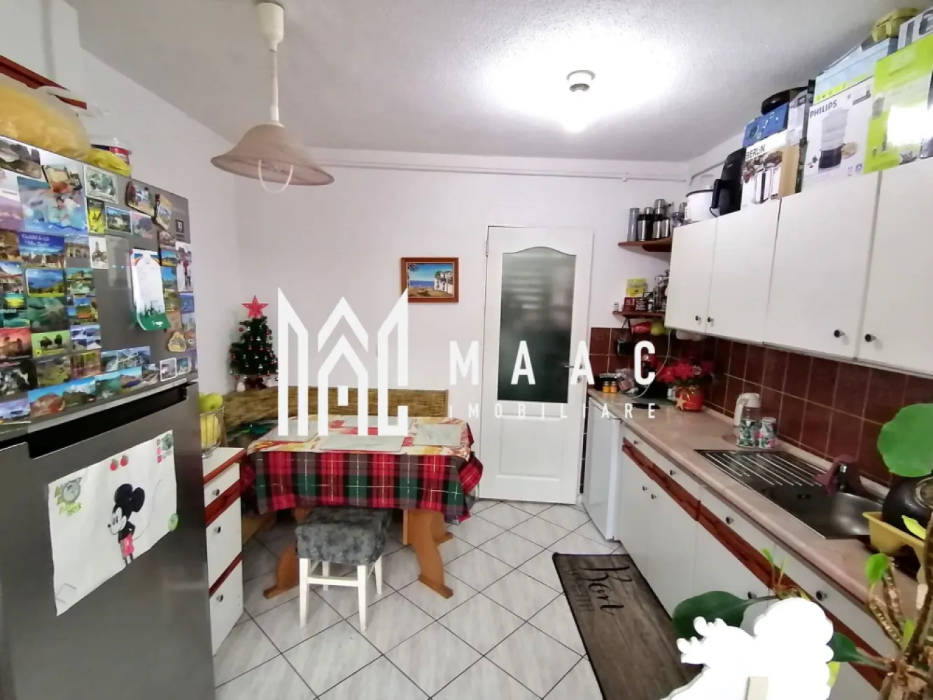 Apartament 3 camere I Decomandat I Zona Vasile Aaron - Propunem spre vanzare un apartament amplasat la etajul 8/10 al unui imobil din zona Vasile Aaron.

Locuinta cuprinde: hol acces, living, bucatarie cu balcon, inchisa, doua dormitoare, dressing, baie cu vana si geam de aerisire.

Blocul are izolatie termica, lift modernizat, casa scarii- ingrijita.

Se preda mobilat/utilat.

In imediata apropiere se gasesc centre comerciale, de invatamant, bancare, statii pentru transportul in comun, Piata Vasile Aaron.

Pentru mai multe detalii precizati telefonic ca ati vazut anuntul cu ID:CP1909933