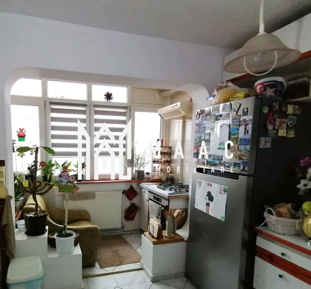 Apartament 3 camere I Decomandat I Zona Vasile Aaron - Propunem spre vanzare un apartament amplasat la etajul 8/10 al unui imobil din zona Vasile Aaron.

Locuinta cuprinde: hol acces, living, bucatarie cu balcon, inchisa, doua dormitoare, dressing, baie cu vana si geam de aerisire.

Blocul are izolatie termica, lift modernizat, casa scarii- ingrijita.

Se preda mobilat/utilat.

In imediata apropiere se gasesc centre comerciale, de invatamant, bancare, statii pentru transportul in comun, Piata Vasile Aaron.

Pentru mai multe detalii precizati telefonic ca ati vazut anuntul cu ID:CP1909933