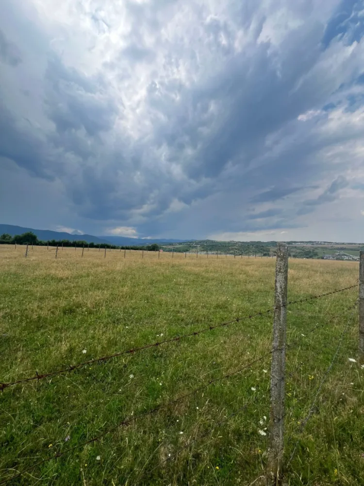 Teren extravilan Cisnadie, Str. Selimbarului – 2.380 mp - Descopera un teren deosebit, situate intr-o zona linistita si aproape de natura, langa padure, ideal pentru investitii pe termen lung sau pentru viitoare proiecte de dezvoltare.&nbsp;Detalii principale:Suprafata: 2.380 mpDeschidere la 2 drumuri ( 25 ml la unul dintre ele)Acces facil din Cisnadie si SelimbarZona linistita, cu aer curat si priveliste superbaPret: 40 euro/mp Comision 0% pentru comparator!