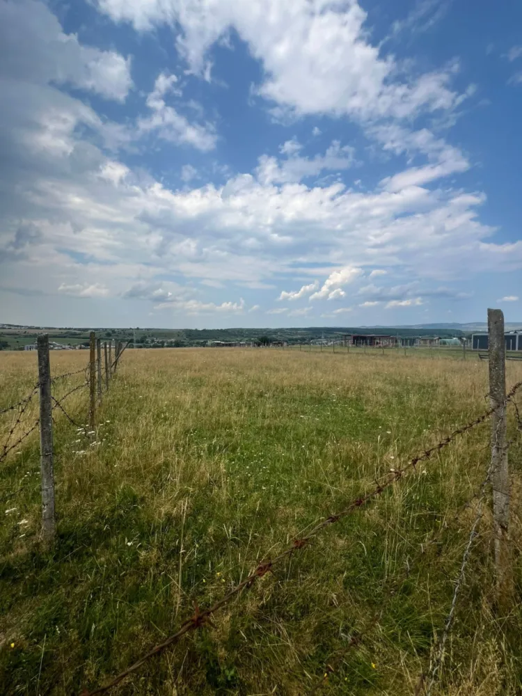 Teren extravilan Cisnadie, Str. Selimbarului – 2.380 mp - Descopera un teren deosebit, situate intr-o zona linistita si aproape de natura, langa padure, ideal pentru investitii pe termen lung sau pentru viitoare proiecte de dezvoltare.&nbsp;Detalii principale:Suprafata: 2.380 mpDeschidere la 2 drumuri ( 25 ml la unul dintre ele)Acces facil din Cisnadie si SelimbarZona linistita, cu aer curat si priveliste superbaPret: 40 euro/mp Comision 0% pentru comparator!