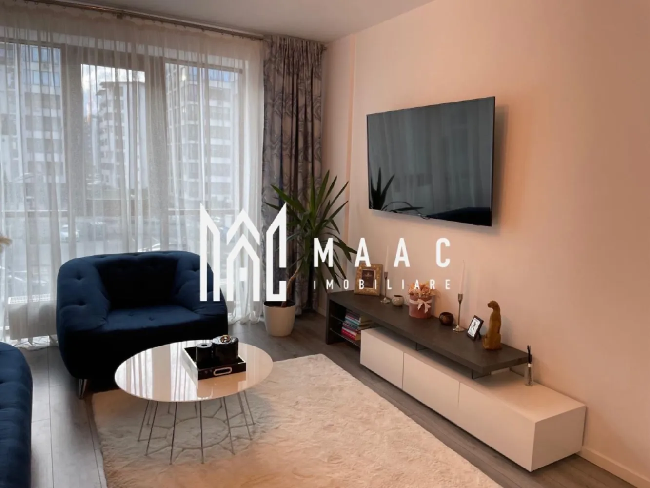 Apartament 2 camere | Etaj 2 | Lift | Balcon | 55 MPU | D.Stanca - MAAC Imobiliare vă propune spre vânzare un apartament modern, situat pe strada Mihai Viteazu, într-un imobil relativ nou, cu acces facil către principalele puncte de interes ale orașului.

 Detalii proprietate:

Suprafață utilă: 55 mp
Etaj: 2
Compartimentare:
Living
Bucătărie
Dormitor
Baie
Hol
Balcon

 Parcare:
Loc de parcare exterior privat, inclus în ofertă

 Dotări și finisaje:
Apartamentul se vinde complet mobilat și utilat, conform imaginilor

Electrocasnice incluse:

frigider
plită
cuptor electric
mașină de spălat rufe
Centrală termică proprie
Apartamentul se predă fără televizoare

 Detalii imobil:

Bloc construit în 2019
Lift
Video-interfon

Pentru mai multe detalii precizati telefonic ca ati vazut anuntul cu ID: CP2869049