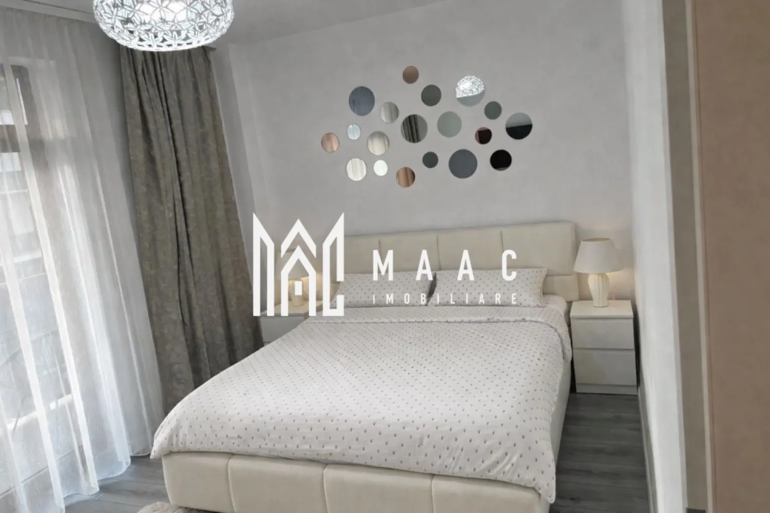 Apartament 2 camere | Etaj 2 | Lift | Balcon | 55 MPU | D.Stanca - MAAC Imobiliare vă propune spre vânzare un apartament modern, situat pe strada Mihai Viteazu, într-un imobil relativ nou, cu acces facil către principalele puncte de interes ale orașului.

 Detalii proprietate:

Suprafață utilă: 55 mp
Etaj: 2
Compartimentare:
Living
Bucătărie
Dormitor
Baie
Hol
Balcon

 Parcare:
Loc de parcare exterior privat, inclus în ofertă

 Dotări și finisaje:
Apartamentul se vinde complet mobilat și utilat, conform imaginilor

Electrocasnice incluse:

frigider
plită
cuptor electric
mașină de spălat rufe
Centrală termică proprie
Apartamentul se predă fără televizoare

 Detalii imobil:

Bloc construit în 2019
Lift
Video-interfon

Pentru mai multe detalii precizati telefonic ca ati vazut anuntul cu ID: CP2869049