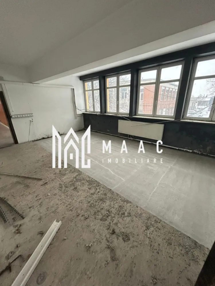 Spatiu Comercial | 335 mp | Zona Turnișor - MAAC Imobiliare vă propune spre închiriere un spațiu comercial generos, cu o suprafață totală de 335 mp utili, ideal pentru diverse activități comerciale, birouri, servicii sau clinici.

Spațiul este compartimentat astfel:

Cameră principală: 182 mp, open-space, cu multiple posibilități de amenajare

Suprafață de 59 mp organizată sub forma unui apartament, ce include:
hol
baie
dormitor
living
bucătărie

Restul suprafeței este împărțit în diverse camere, oferind flexibilitate și spațiu suplimentar pentru birouri sau activități conexe

Un avantaj important îl reprezintă flexibilitatea compartimentării – spațiul poate fi recompartimentat și adaptat în unități mai mici, în funcție de cerințele și specificul activității viitorului chiriaș.

 La predare, spațiul va fi renovat, oferind un mediu modern și funcțional, pregătit pentru utilizare imediată.

 Pentru mai multe detalii sau pentru a programa o vizionare, vă rugăm să ne contactați și să specificați ID:CP2868168