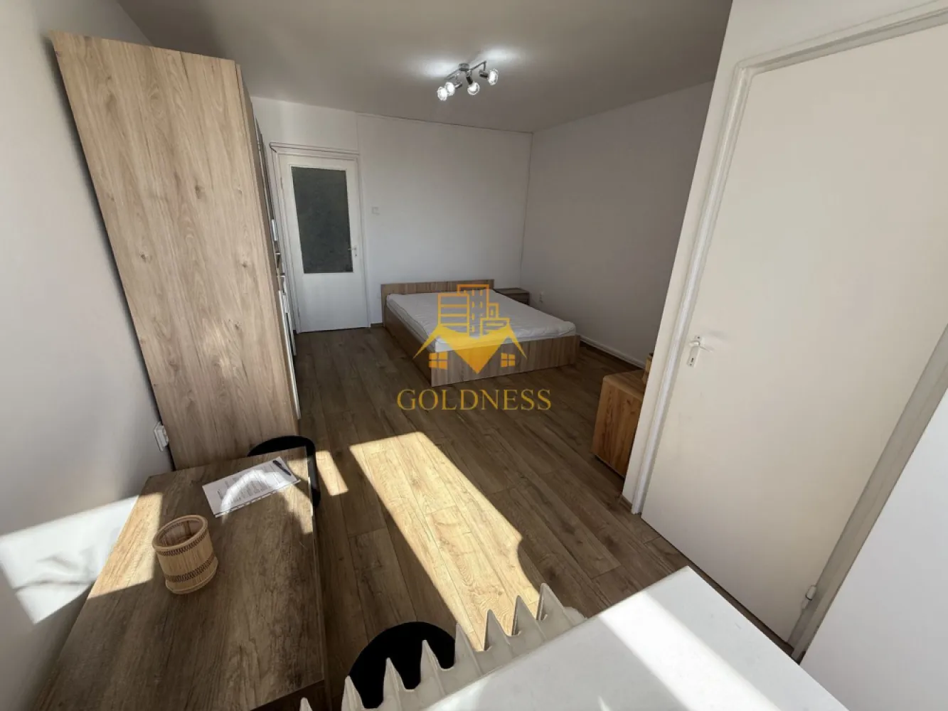 Garsoniera modernă, prima închiriere, Iulius Mall, FSEGA, Gheorgheni - GOLDNESS Imobiliare vă propune spre închiriere o garsoniera modernă, complet mobilată și utilată, la etajul 7 într-un imobil de 10 etaje, în Cartierul Gheorgheni, cu posibilitate de parcare în zona, la liber!

Se află în apropierea stațiilor de transport în comun, magazine, restaurante, spații verzi, farmacii, etc. 

Garsoniera este compartimentata astfel:
 - dormitor cu pat matrimonial, dressing, noptiere
 - bucatarie decomandata complet utilată, și mobilată, cu loc de servit masa 
 - baie cu cada, calorifer port prosop și dulap pentru depozitare.
 - balcon inchis de 3
Imobilul este dotat cu toate cele necesare-mașină de spălat haine, frigider, aragaz, etc. 

Dacă sunteți interesați de acest apartament și doriți să îl vizionați, dar și pentru alte oferte nu ezitați să ne contactați telefonic sau prin e-mail. Vă stăm la dispoziție!

Pentru intermediere se percepe un comision de 50% din prețul chiriei!