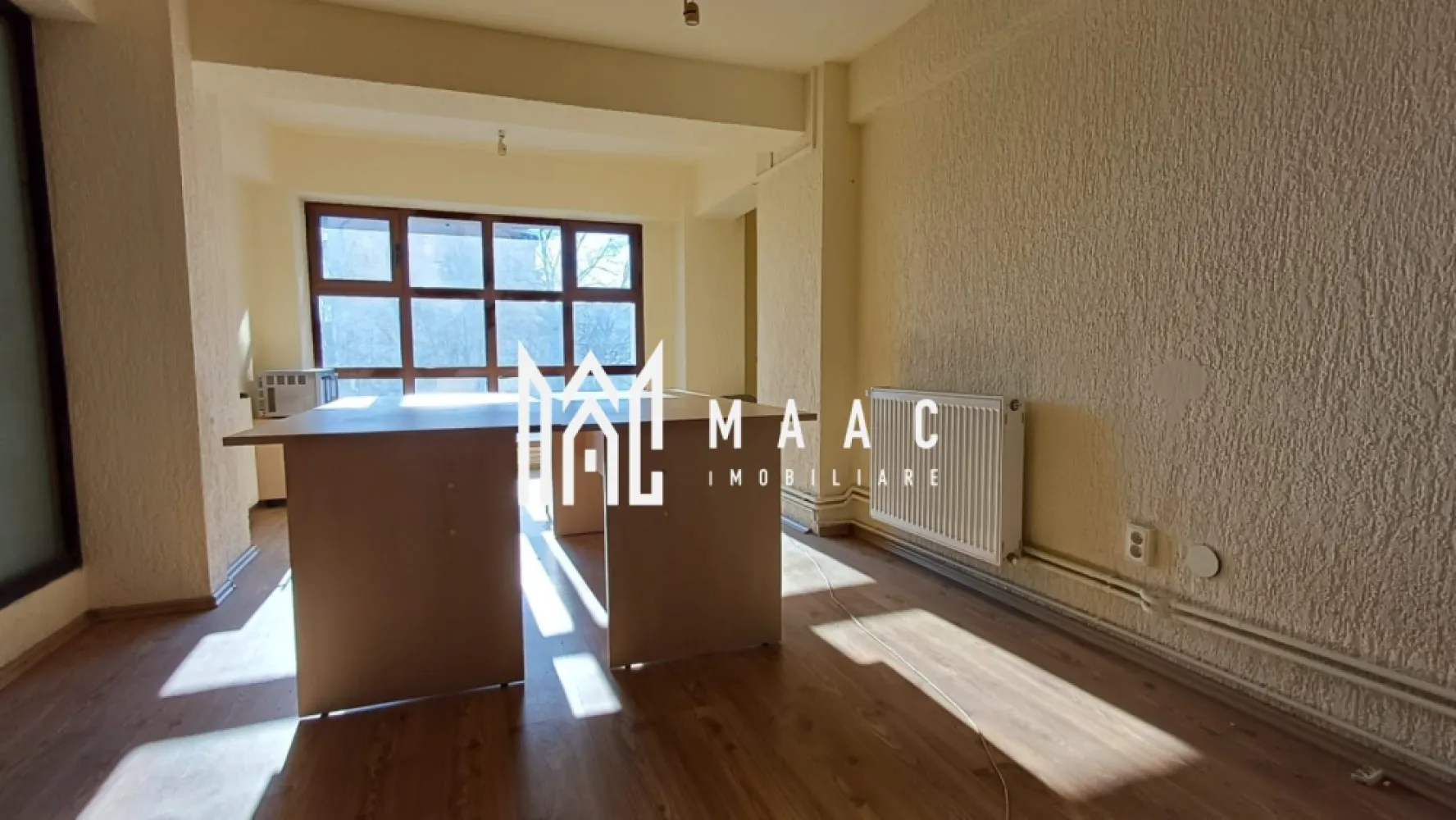 Spatiu comercial | 25 MPU | Turnisor - Maac Imobiliare vă propune spre închiriere un spațiu comercial cu o suprafață de 25 mp, ideal pentru activități de birou, contabilitate, consultanță sau alte servicii profesionale.

Spațiul este situat la etajul 1 al unei clădiri de birouri, într-un mediu liniștit și bine organizat, potrivit desfășurării activităților administrative. Dispune de grup sanitar propriu, oferind confort și funcționalitate.

Datorită compartimentării eficiente și suprafeței optime, spațiul este ușor de amenajat în funcție de necesitățile chiriașului. Clădirea este destinată exclusiv activităților de birouri, ceea ce asigură un cadru profesional.

Spațiul este ideal pentru firme aflate la început de drum sau pentru profesioniști care caută un birou cochet și eficient.

Condiții de închiriere: Se percepe garanție în cuantumul unei chirii lunare.

Pentru mai multe detalii și programarea unei vizionări, vă invităm să contactați MAAC Imobiliare, specificând ID: CP2866917