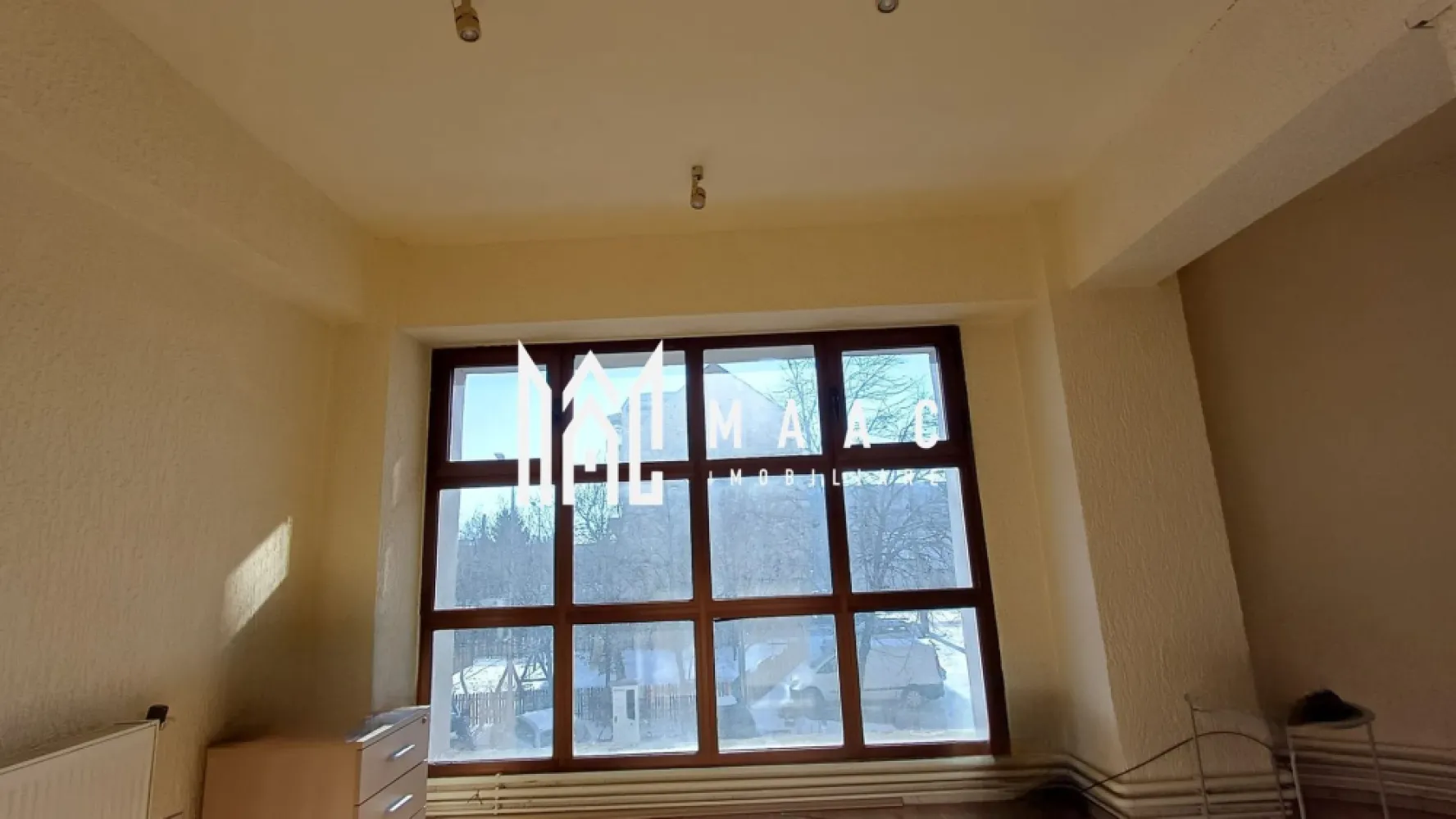 Spatiu comercial | 25 MPU | Turnisor - Maac Imobiliare vă propune spre închiriere un spațiu comercial cu o suprafață de 25 mp, ideal pentru activități de birou, contabilitate, consultanță sau alte servicii profesionale.

Spațiul este situat la etajul 1 al unei clădiri de birouri, într-un mediu liniștit și bine organizat, potrivit desfășurării activităților administrative. Dispune de grup sanitar propriu, oferind confort și funcționalitate.

Datorită compartimentării eficiente și suprafeței optime, spațiul este ușor de amenajat în funcție de necesitățile chiriașului. Clădirea este destinată exclusiv activităților de birouri, ceea ce asigură un cadru profesional.

Spațiul este ideal pentru firme aflate la început de drum sau pentru profesioniști care caută un birou cochet și eficient.

Condiții de închiriere: Se percepe garanție în cuantumul unei chirii lunare.

Pentru mai multe detalii și programarea unei vizionări, vă invităm să contactați MAAC Imobiliare, specificând ID: CP2866917