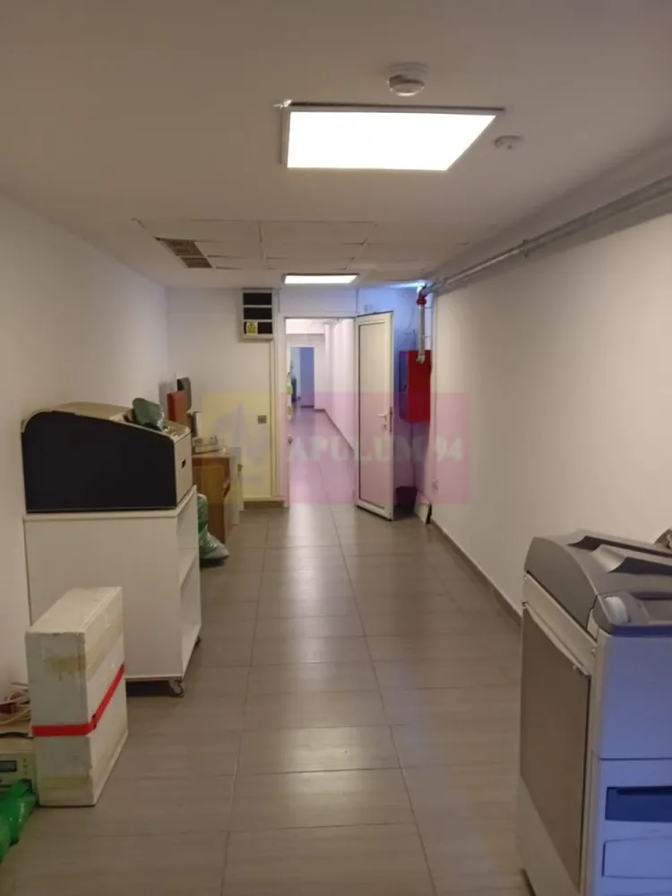 Spatiu 106 mp demisol, intrare separata, utilitati incluse, Sebastian - Se închiriază spațiu de 106 mp utili, la demisol, cu intrare separată direct din strada Mihail Sebastian.
Chirie: 800 euro/lună. ( inclus TVA )
Utilități incluse în preț: apă, curent, mentenanță, paza, receptie. Cost fix lunar.
Spațiul este open space, ușor de organizat sau compartimentat.
Are grup sanitar propriu și zonă de depozitare.
Înălțime aproximativ 3 m.
Potrivit pentru:
– depozitare
– arhivă
– sală cursuri
– activități logistice
– atelier
– activități fără trafic intens
Clădire cu funcțiune mixtă, situată langa Mall Prosper și 13 Septembrie.
Parcare disponibilă în fața imobilului.

Contract minim 12 luni.
Garanție o lună.
Disponibil imediat. Filmare disponibila in anunt.