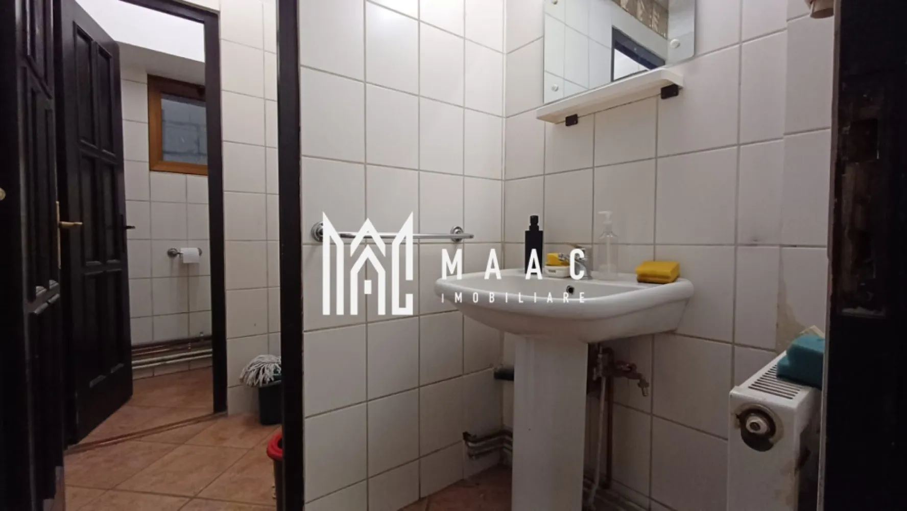 Spatiu comercial | 25 MPU | Turnisor - Maac Imobiliare vă propune spre închiriere un spațiu comercial cu o suprafață de 25 mp, ideal pentru activități de birou, contabilitate, consultanță sau alte servicii profesionale.

Spațiul este situat la etajul 1 al unei clădiri de birouri, într-un mediu liniștit și bine organizat, potrivit desfășurării activităților administrative. Dispune de grup sanitar propriu, oferind confort și funcționalitate.

Datorită compartimentării eficiente și suprafeței optime, spațiul este ușor de amenajat în funcție de necesitățile chiriașului. Clădirea este destinată exclusiv activităților de birouri, ceea ce asigură un cadru profesional.

Spațiul este ideal pentru firme aflate la început de drum sau pentru profesioniști care caută un birou cochet și eficient.

Condiții de închiriere: Se percepe garanție în cuantumul unei chirii lunare.

Pentru mai multe detalii și programarea unei vizionări, vă invităm să contactați MAAC Imobiliare, specificând ID: CP2866917