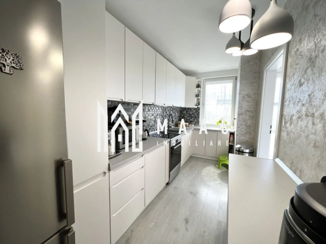 Casa insiruita I 4 camere I Cristian - MAAC Imobiliare va propune spre vanzare o casa amplasata in zona intrarii in localitatea Cristian.

Locuinta are o suprafata utila de 119 mp compartimentata astfel:
- parter: living, bucatarie, baie, camera tehnica;
- etaj 1: 2 dormitoare, hol, baie, balcon-9mp
- etaj 2: dormitor, baie, terasa-23mp

Proprietatea are curte-cca 80 mp si doua locuri de parcare.

Se vinde mobilata si utilata. Disponibila imediat.

Pentru mai multe detalii precizati telefonic ca ati vazut anuntul cu ID: CP1599996