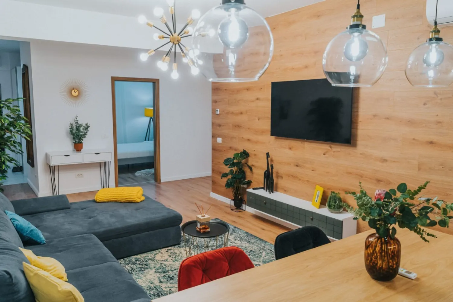 3 camere, ultracentral, Oradea. 750 Euro/lună + TVA (neg). Comision 0 - De închiriat: apartament 3 camere, ultracentral, Oradea. 750 Euro/lună + TVA, negociabil. Comision 0.
Disponibil din 6.01.2025.

Apartamentul este compus din 3 camere și balcon, situat într-un bloc nou.

Este complet finisat și utilat, cu încălzire în pardoseală asigurată de centrală individuală pe gaz, climatizare Daikin, rolete electrice din aluminiu, electrocasnice și alarmă antiefracție. Imobilul dispune de lift.

Există posibilitatea de închiriere a unui loc de parcare și a unei boxe de depozitare.

Contact: 0751 254 234 - Flavius Bunoiu