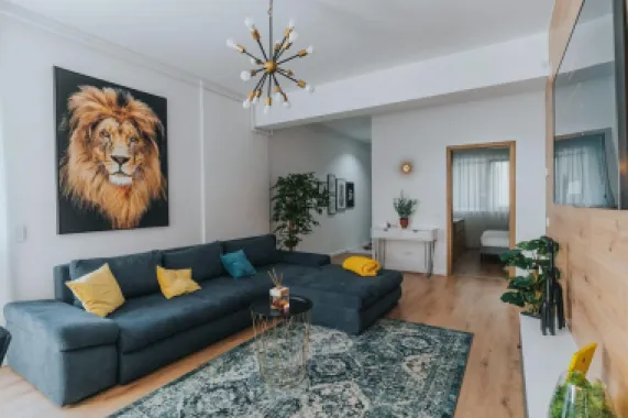 3 camere, ultracentral, Oradea. 750 Euro/lună + TVA (neg). Comision 0