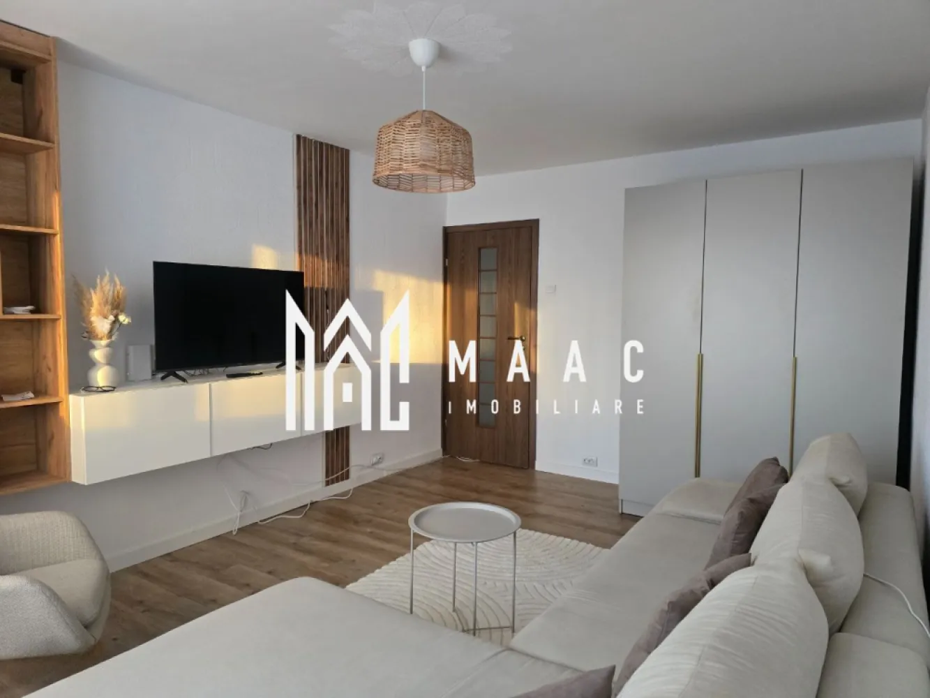 Apartament 2 camere | Modern | Central - Calea Dumbravii - MAAC Imobiliare ofera spre inchiriere apartament de 2 camere elegant, complet mobilat si utilat, renovat, in zona Calea Dumbravii (la 5 minute de centru).

Detalii despre apartament:
- Suprafață: 53 mp
- Compartimentare: 2 camere decomandate (sufragerie și dormitor), bucătărie separată, baie, cămară, debara și balcon.
- Etaj: 4
- Stare: Renovare recentă cu finisaje moderne și mobilă nouă
- Prima închiriere după renovare – mobilă nouă și de calitate superioară
- Centrală termică proprie și electrocasnice noi, la prima utilizare
- Spații de depozitare generoase în apartament, atât debara cât și cămară
- Locație premium
- Acces facil la transport: 1 minut până la stația de autobuz 
- Parcare: locuri de parcare gratuite în fața blocului
- Supermarket non-stop la 2 minute de mers pe jos
- În apropiere: centre de afaceri, bănci, cafenele, finanțe, facultăți și alte puncte de interes
- Apartament luminos, cu o priveliște panoramică asupra orașului și munților

Nu se acceptă animale de companie. Se percepe garantie in cuantumul a două chirii lunare. Disponibilitate imediata.

Pentru mai multe detalii sau pentru a programa o vizionare, va rugam specificati telefonic: CP2291197