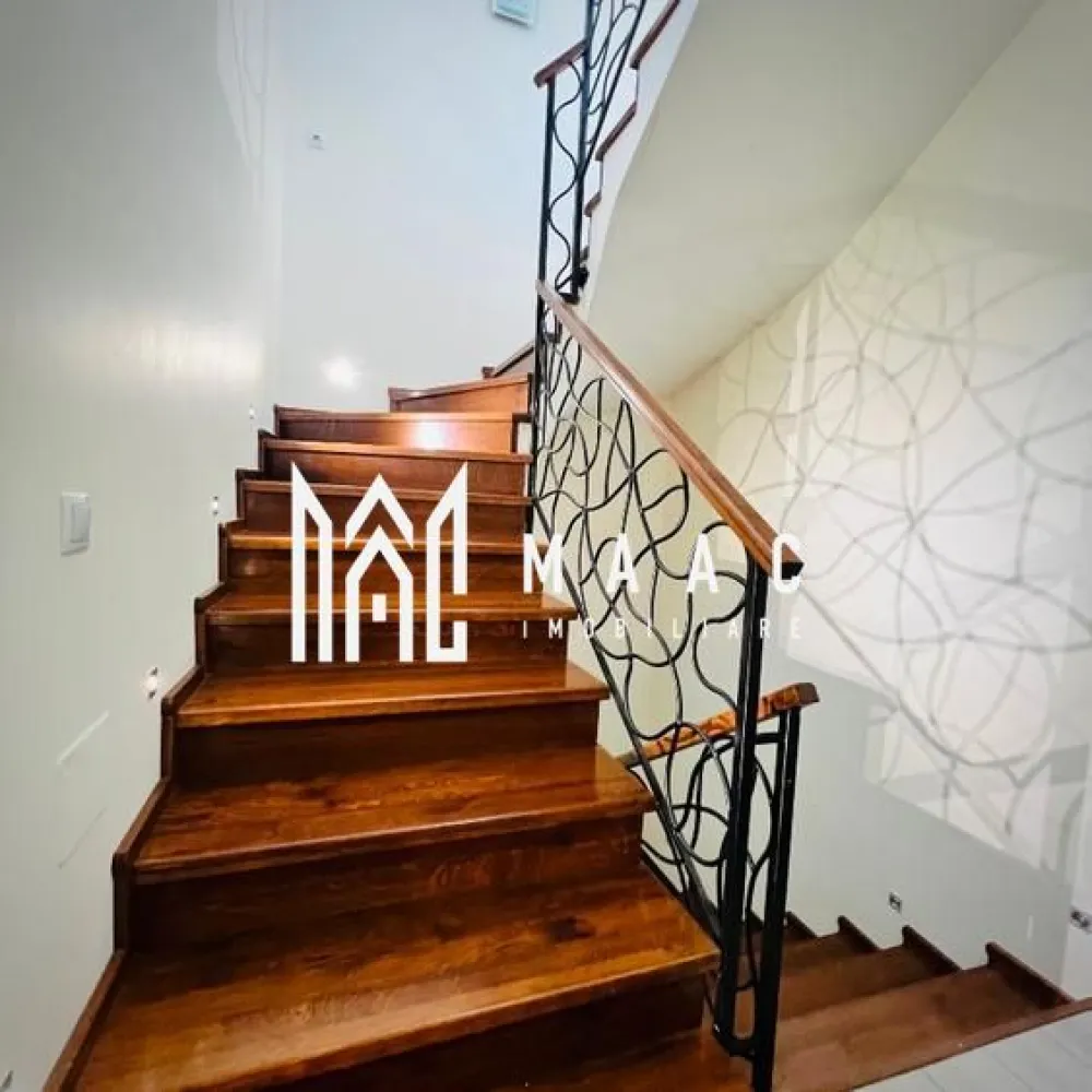 Casă 4 camere | 135mp utili + terasă 55 mp | Curte 180mp - MAAC Imobiliare vă propune spre vânzare o casă modernă și elegantă, situată în Șelimbăr, într-o zonă liniștită, cu acces rapid către Shopping City Sibiu, parcuri și zone de recreere, grădinițe, școli și transport în comun, ideală pentru o familie care își dorește confort și funcționalitate într-un cadru rezidențial bine cotat.

Proprietatea are o suprafață utilă de 134,5 mp, terasă panoramică de 55 mp la etaj retras, teren de 249,5 mp și o curte liberă de aproximativ 180 mp.

Compartimentare:

Parter:
-living generos, cu aer elegant
-bucătărie open-space
-bucătărie închisă, complet utilată
-baie de serviciu
-acces direct către curte

Etaj:
-3 dormitoare spațioase, mobilate modern
-baie mare cu jacuzzi

Etaj retras:
-baie cu duș
-spațiu pentru mașină de spălat rufe
-terasă panoramică de 55 mp

Dotări și finisaje:
-mobilier premium la comandă
-canapele Mobexpert și Divani & Sofa
-tavane cu spoturi și iluminat LED ambiental
-marmură la parter, în hol, bucătării și baie de serviciu
-lemn natural în living
-scară din lemn masiv cu balustradă din fier forjat decorativ
-tâmplărie QFORT tripan
-centrală termică Viessmann
-instalații electrice Schneider

Exterior și facilități:
-curte amenajată cu gazon, plante decorative și gard viu din tuia
-sistem automat de irigații pentru gazon și flori
-poartă de acces și poartă de garaj automatizate cu telecomandă
-două locuri de parcare în curte
-căsuță de grădină pentru depozitare

Locuința se predă complet mobilată și utilată, în stare excelentă, reprezentând o opțiune potrivită pentru cei care caută o casă modernă în Șelimbăr, aproape de facilitățile urbane din Sibiu.

Pentru mai multe detalii sau programarea unei vizionări vă rugăm să menționați la telefon numărul CP2676807.