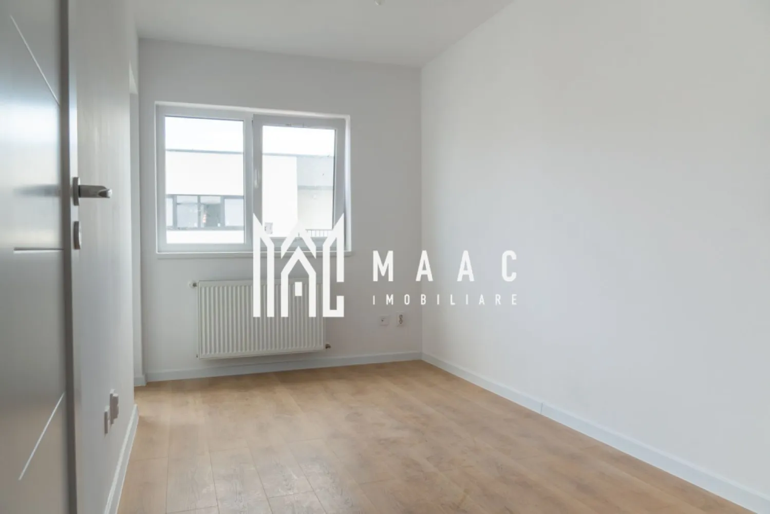 Apartament 4 camere | Etaj 1 | Loc de parcare - MAAC Imobiliare va propune spre vanzare un apartament cu 4 camere, situat într-un complex rezidențial nou.

Locuințele care compun ansamblul, sunt structurate în apartamente de 2 camere, 3 camere și 2 tipuri de 4 camere. Toate apartamentele sunt bine proporționate, compartimentate excelent pentru o viață modernă, pregătite și gândite în așa fel încât, fiecare spațiu să fie util vieții cotidiene.

Suprafata utila a acestui apartament este de 86.82 mp, cu o compartimentare optima astfel:

- living open space cu bucatarie
- dormitor matrimonial cu baie proprie
- 2 dormitoare
- baie
- hol
- 2 balcoane

Se poate opta atat pentru predare la cheie cat si cu predare la stadiul de semifinisat.

Pentru mai multe informatii specificati ca ati vazut anuntul cu ID: CP2581877