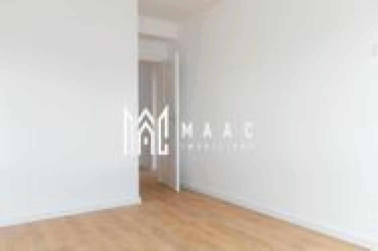 Apartament 4 camere | Etaj 1 | Loc de parcare - MAAC Imobiliare va propune spre vanzare un apartament cu 4 camere, situat într-un complex rezidențial nou.

Locuințele care compun ansamblul, sunt structurate în apartamente de 2 camere, 3 camere și 2 tipuri de 4 camere. Toate apartamentele sunt bine proporționate, compartimentate excelent pentru o viață modernă, pregătite și gândite în așa fel încât, fiecare spațiu să fie util vieții cotidiene.

Suprafata utila a acestui apartament este de 86.82 mp, cu o compartimentare optima astfel:

- living open space cu bucatarie
- dormitor matrimonial cu baie proprie
- 2 dormitoare
- baie
- hol
- 2 balcoane

Se poate opta atat pentru predare la cheie cat si cu predare la stadiul de semifinisat.

Pentru mai multe informatii specificati ca ati vazut anuntul cu ID: CP2581877