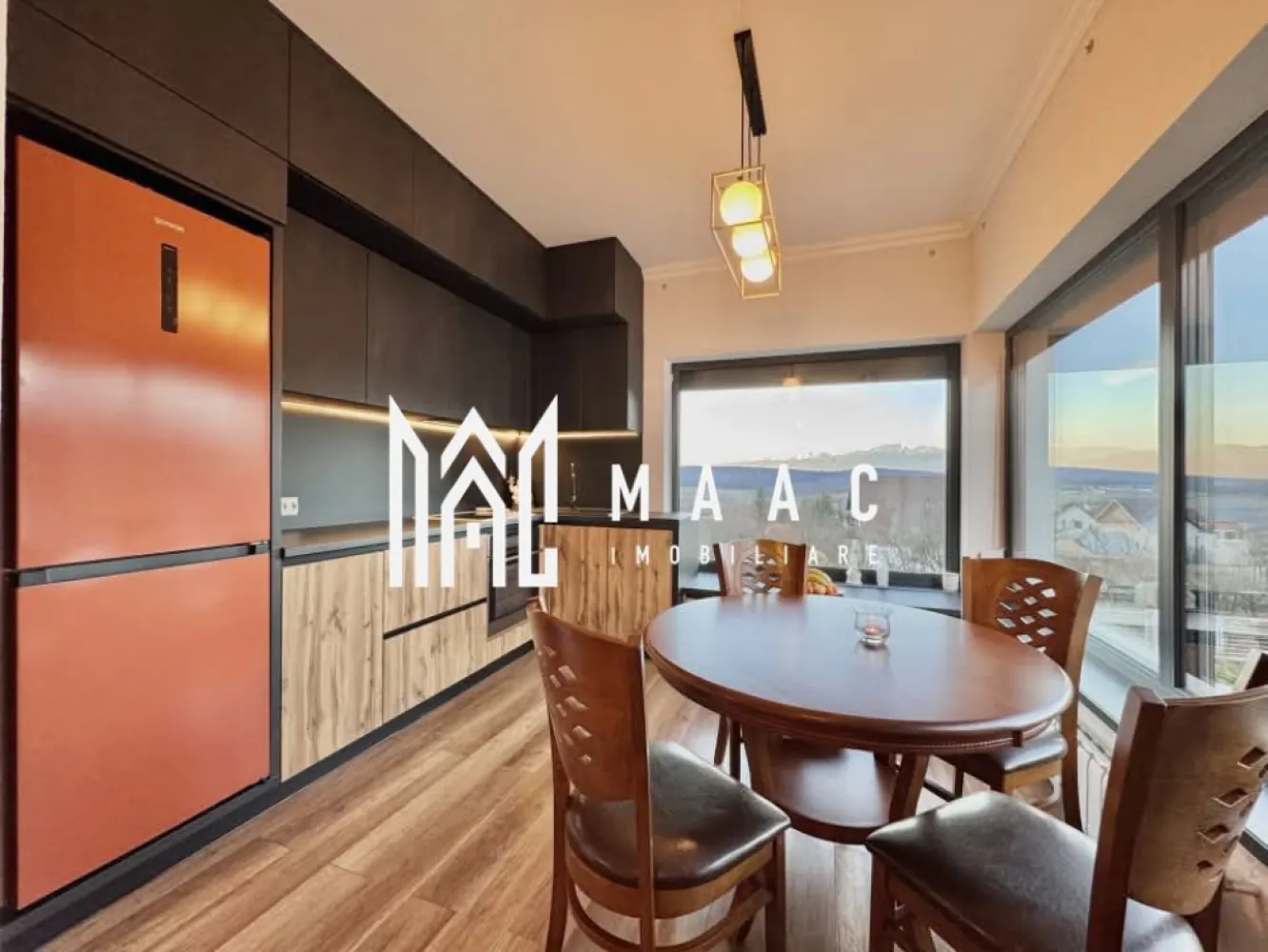 Casă 4 Camere | 216 MPU | Teren 600 mp | Vedere Panoramică | Tocile - MAAC Imobiliare vă propune spre vânzare o casă nou construită, amplasată într-o zonă deosebit de liniștită din Tocile, cu priveliște panoramică spectaculoasă asupra Munților Făgăraș, ideală pentru reședință permanentă sau casă de vacanță în apropiere de Sibiu.

Proprietatea are o suprafață utilă de 216 mp, fiind dispusă pe parter și demisol, și este amplasată pe un teren generos de 600 mp. Construcția este recent realizată, cu finisaje moderne și o compartimentare gândită pentru confort și funcționalitate.

Suprafețe:
-parter: 130 mp
-demisol: 80 mp
-teren: 600 mp

Compartimentare:

Demisol:
-bucătărie mobilată
-baie modernă
-garaj
-spațiu de depozitare

Parter:
-living luminos
-3 dormitoare, dintre care unul matrimonial cu baie proprie
-bucătărie modernă
-2 băi

Pod:
-spațiu cu potențial de extindere sau amenajare

Dotări și utilități:
-apă curentă
-fosă septică
-internet
-cameră tehnică cu centrală pe lemne
-construcție recentă cu finisaje moderne

Avantaje:
-priveliște panoramică către Munții Făgăraș
-zonă liniștită, aproape de Sibiu
-construcție nouă, proiectată pentru confort
-teren de 600 mp
-potențial investițional într-o zonă în dezvoltare

Această proprietate reprezintă oportunitatea de a beneficia de liniștea naturii și de un cadru montan deosebit, păstrând în același timp accesul la facilitățile urbane.

Pentru detalii suplimentare și programarea unei vizionări vă rugăm să menționați la telefon numărul CP2696777.
