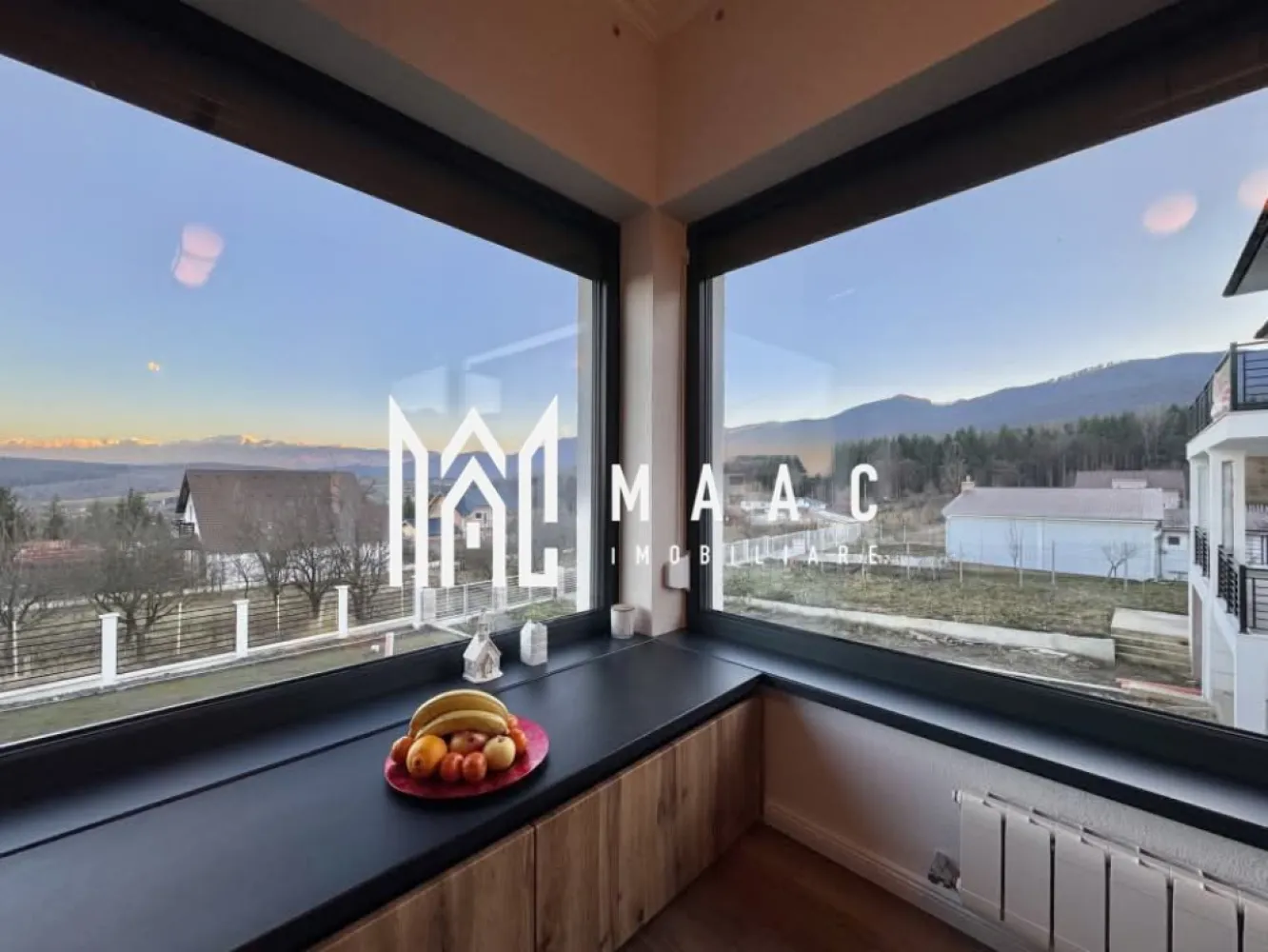 Casă 4 Camere | 216 MPU | Teren 600 mp | Vedere Panoramică | Tocile - MAAC Imobiliare vă propune spre vânzare o casă nou construită, amplasată într-o zonă deosebit de liniștită din Tocile, cu priveliște panoramică spectaculoasă asupra Munților Făgăraș, ideală pentru reședință permanentă sau casă de vacanță în apropiere de Sibiu.

Proprietatea are o suprafață utilă de 216 mp, fiind dispusă pe parter și demisol, și este amplasată pe un teren generos de 600 mp. Construcția este recent realizată, cu finisaje moderne și o compartimentare gândită pentru confort și funcționalitate.

Suprafețe:
-parter: 130 mp
-demisol: 80 mp
-teren: 600 mp

Compartimentare:

Demisol:
-bucătărie mobilată
-baie modernă
-garaj
-spațiu de depozitare

Parter:
-living luminos
-3 dormitoare, dintre care unul matrimonial cu baie proprie
-bucătărie modernă
-2 băi

Pod:
-spațiu cu potențial de extindere sau amenajare

Dotări și utilități:
-apă curentă
-fosă septică
-internet
-cameră tehnică cu centrală pe lemne
-construcție recentă cu finisaje moderne

Avantaje:
-priveliște panoramică către Munții Făgăraș
-zonă liniștită, aproape de Sibiu
-construcție nouă, proiectată pentru confort
-teren de 600 mp
-potențial investițional într-o zonă în dezvoltare

Această proprietate reprezintă oportunitatea de a beneficia de liniștea naturii și de un cadru montan deosebit, păstrând în același timp accesul la facilitățile urbane.

Pentru detalii suplimentare și programarea unei vizionări vă rugăm să menționați la telefon numărul CP2696777.