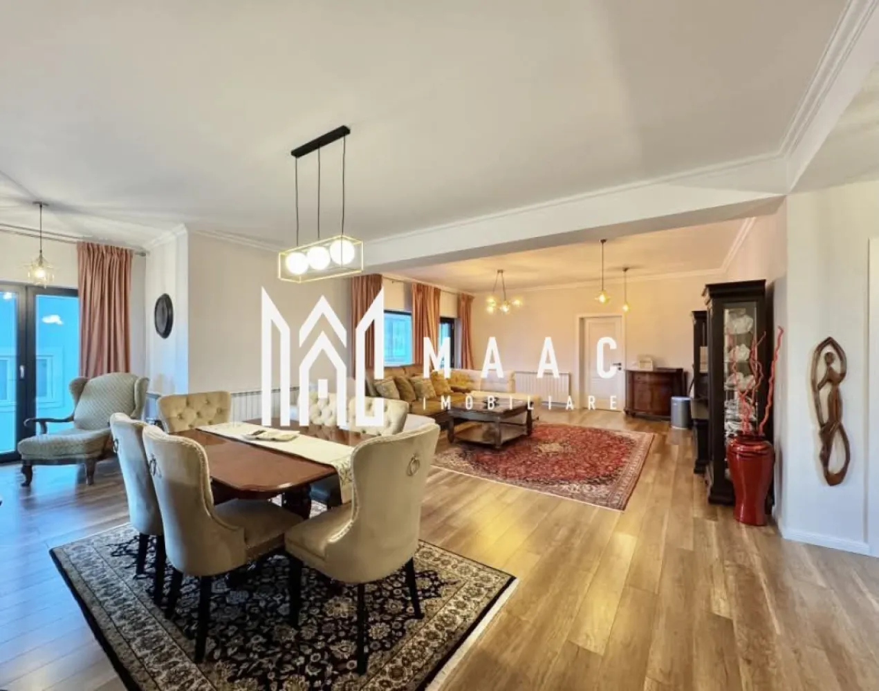 Casă 4 Camere | 216 MPU | Teren 600 mp | Vedere Panoramică | Tocile - MAAC Imobiliare vă propune spre vânzare o casă nou construită, amplasată într-o zonă deosebit de liniștită din Tocile, cu priveliște panoramică spectaculoasă asupra Munților Făgăraș, ideală pentru reședință permanentă sau casă de vacanță în apropiere de Sibiu.

Proprietatea are o suprafață utilă de 216 mp, fiind dispusă pe parter și demisol, și este amplasată pe un teren generos de 600 mp. Construcția este recent realizată, cu finisaje moderne și o compartimentare gândită pentru confort și funcționalitate.

Suprafețe:
-parter: 130 mp
-demisol: 80 mp
-teren: 600 mp

Compartimentare:

Demisol:
-bucătărie mobilată
-baie modernă
-garaj
-spațiu de depozitare

Parter:
-living luminos
-3 dormitoare, dintre care unul matrimonial cu baie proprie
-bucătărie modernă
-2 băi

Pod:
-spațiu cu potențial de extindere sau amenajare

Dotări și utilități:
-apă curentă
-fosă septică
-internet
-cameră tehnică cu centrală pe lemne
-construcție recentă cu finisaje moderne

Avantaje:
-priveliște panoramică către Munții Făgăraș
-zonă liniștită, aproape de Sibiu
-construcție nouă, proiectată pentru confort
-teren de 600 mp
-potențial investițional într-o zonă în dezvoltare

Această proprietate reprezintă oportunitatea de a beneficia de liniștea naturii și de un cadru montan deosebit, păstrând în același timp accesul la facilitățile urbane.

Pentru detalii suplimentare și programarea unei vizionări vă rugăm să menționați la telefon numărul CP2696777.