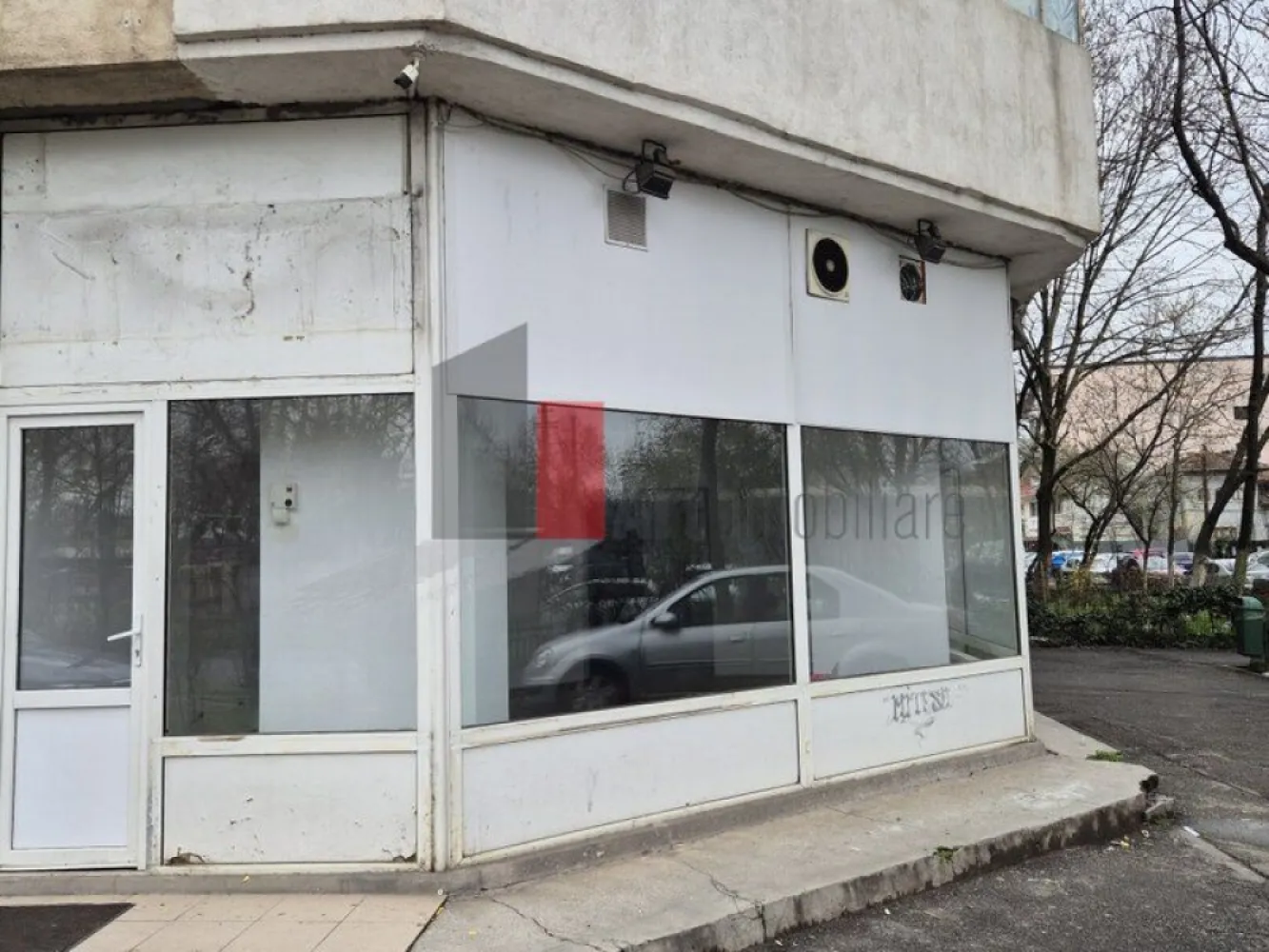 Spatiu Comercial de inchiriat, Ghencea, 60mp, Vitrina 10ml - Închiriere Spațiu Comercial – Ghencea | Poziționare Stradală | Vitrină | Curent Trifazic

Se oferă spre închiriere un spațiu comercial situat în zona Ghencea, cu o poziționare stradală de excepție ce garantează o vizibilitate maximă și un flux constant de pietoni și autovehicule. Proprietatea dispune de o suprafață de 60 mp, fiind configurată optim pentru o gamă largă de activități de retail, showroom, reprezentanță, servicii, cabinet medical sau activități comerciale ce necesită expunere directă.

Unul dintre principalele avantaje ale acestui spațiu este vitrina generoasă care permite o amenajare atractivă și o promovare eficientă a produselor sau serviciilor dumneavoastră. Locația este complet racordată la utilități profesionale, oferind infrastructura ideală pentru pornirea rapidă a oricărui tip de afacere.

Detalii spațiu:

Suprafață utilă de 60 mp distribuită practic într-un spațiu deschis și adaptabil

Poziționare stradală cu acces direct din trotuar pentru clienți

Vitrină mare ce asigură lumină naturală excelentă și un impact vizual deosebit

Prevăzut cu grup sanitar propriu complet utilat și funcțional

Compartimentare flexibilă ce permite personalizarea în funcție de specificul activității

Utilități și facilități:

Curent trifazic ce oferă puterea necesară pentru echipamente profesionale sau sisteme de climatizare mari

Conectat complet la rețelele publice de utilități respectiv apă, gaz și canalizare

Infrastructură energetică solidă optimizată pentru utilizare comercială intensă

Contorizare separată pentru toate utilitățile pentru un management eficient al costurilor

Spațiu curat, bine întreținut și pregătit pentru amenajarea finală

Avantaje:

Localizare strategică în zona Ghencea pe o arteră cu trafic intens și vad comercial format

Vizibilitate stradală excelentă ce reduce considerabil costurile ulterioare de marketing

Prezența curentului trifazic și a gazului extinde opțiunile de utilizare ale spațiului

Suprafață optimă (60 mp) ușor de gestionat și de organizat logistic

Acces facil pentru clienți, colaboratori și pentru activitățile de aprovizionare

Condiții de închiriere:

Sistem de plată flexibil: 1 lună avans + 1 lună garanție plus luna în curs

Disponibilitate imediată pentru preluare și începerea amenajărilor

Vizualizarea spațiului se poate realiza cu o programare prealabilă

Pentru mai multe detalii sau pentru programarea unei vizionări, vă stăm la dispoziție.