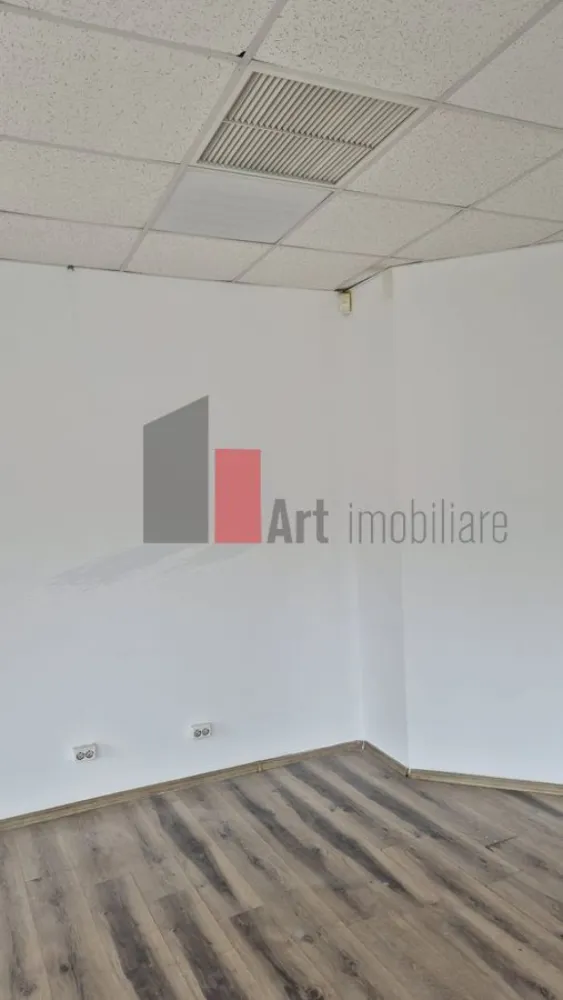 Spatiu Comercial de inchiriat, Ghencea, 60mp, Vitrina 10ml - Închiriere Spațiu Comercial – Ghencea | Poziționare Stradală | Vitrină | Curent Trifazic

Se oferă spre închiriere un spațiu comercial situat în zona Ghencea, cu o poziționare stradală de excepție ce garantează o vizibilitate maximă și un flux constant de pietoni și autovehicule. Proprietatea dispune de o suprafață de 60 mp, fiind configurată optim pentru o gamă largă de activități de retail, showroom, reprezentanță, servicii, cabinet medical sau activități comerciale ce necesită expunere directă.

Unul dintre principalele avantaje ale acestui spațiu este vitrina generoasă care permite o amenajare atractivă și o promovare eficientă a produselor sau serviciilor dumneavoastră. Locația este complet racordată la utilități profesionale, oferind infrastructura ideală pentru pornirea rapidă a oricărui tip de afacere.

Detalii spațiu:

Suprafață utilă de 60 mp distribuită practic într-un spațiu deschis și adaptabil

Poziționare stradală cu acces direct din trotuar pentru clienți

Vitrină mare ce asigură lumină naturală excelentă și un impact vizual deosebit

Prevăzut cu grup sanitar propriu complet utilat și funcțional

Compartimentare flexibilă ce permite personalizarea în funcție de specificul activității

Utilități și facilități:

Curent trifazic ce oferă puterea necesară pentru echipamente profesionale sau sisteme de climatizare mari

Conectat complet la rețelele publice de utilități respectiv apă, gaz și canalizare

Infrastructură energetică solidă optimizată pentru utilizare comercială intensă

Contorizare separată pentru toate utilitățile pentru un management eficient al costurilor

Spațiu curat, bine întreținut și pregătit pentru amenajarea finală

Avantaje:

Localizare strategică în zona Ghencea pe o arteră cu trafic intens și vad comercial format

Vizibilitate stradală excelentă ce reduce considerabil costurile ulterioare de marketing

Prezența curentului trifazic și a gazului extinde opțiunile de utilizare ale spațiului

Suprafață optimă (60 mp) ușor de gestionat și de organizat logistic

Acces facil pentru clienți, colaboratori și pentru activitățile de aprovizionare

Condiții de închiriere:

Sistem de plată flexibil: 1 lună avans + 1 lună garanție plus luna în curs

Disponibilitate imediată pentru preluare și începerea amenajărilor

Vizualizarea spațiului se poate realiza cu o programare prealabilă

Pentru mai multe detalii sau pentru programarea unei vizionări, vă stăm la dispoziție.