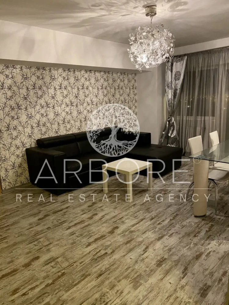 Apartament spațios 2 camere | Mobilat și utilat complet | Zona Pipera - Apartament modern cu 2 camere, situat în zona exclusivistă Pipera – Lemon Park, ideal pentru cei care caută confort, stil și funcționalitate.

Locuința este complet mobilată și utilată, fiind pregătită pentru mutare imediată. Livingul generos este mobilat cu gust și include un set complet de bucătărie: cuptor electric, plită electrică, hotă performantă, chiuvetă și baterie Franke, precum și aer condiționat Samsung pentru confort termic optim. Canapeaua extensibilă din piele adaugă un plus de eleganță și funcționalitate.

Apartamentul dispune de două balcoane spațioase, perfecte pentru momente de relaxare sau socializare. Holul include un dressing generos cu uși din oglindă, oferind un spațiu excelent de depozitare. Dormitorul este dotat cu un dressing mare de la Ikea și un pat din piele de la Mobexpert, care adaugă un aer rafinat și confortabil.

Baia este echipată cu cadă și o mașină de spălat rufe cu uscător inclus, pentru un plus de comoditate.

Această proprietate este ideală atât pentru locuire proprie, cât și pentru investiție, fiind amplasată într-o zonă bine cotată și în continuă dezvoltare.
