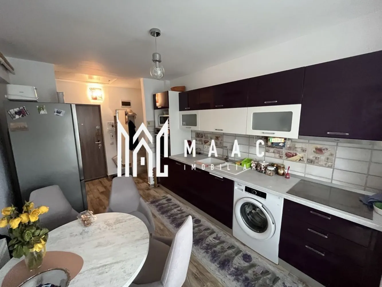 Apartament 2 camere | Decomandat | Balcon | Parcare | Pod - MAAC Imobiliare ofera spre vanzare apartament de 2 camere decomandat, situat la etajul 3/3, cu pod deasupra pentru depozitare și acces direct din apartament situat in zona Arhitectilor (Calea Cisnadiei).

Caracteristici:
Suprafață utilă: 48.51 mp
Compartimentare: Hol, living, dormitor, bucătărie separată, balcon de 7 mp deschis (acces din bucătărie)
Dotări: Mobilat și utilat complet
Loc de parcare: Inclus

Descriere detaliată
Living:
Spațios și confortabil
Mobilat modern și complet utilat

Dormitor:
Atmosferă intimă și liniștitoare
Mobilier de calitate

Bucătărie:
Separată și complet echipată
Acces direct la balcon

Balcon:
Suprafață de 7 mp, deschis
Acces din bucătărie
Perfect pentru momente de relaxare în aer liber

Hol:
Spațios, cu acces facil către toate camerele

Pod:
Spațiu de depozitare generos
Acces direct din apartament, oferind comoditate suplimentară
Este desfasurat pe toata suprafata apartamentului

Loc de parcare:
Inclus în preț, asigurând confort și siguranță pentru autoturism

Pentru mai multe informații sau pentru a programa o vizionare, nu ezitați să ne contactați, specificand ID: CP2757970