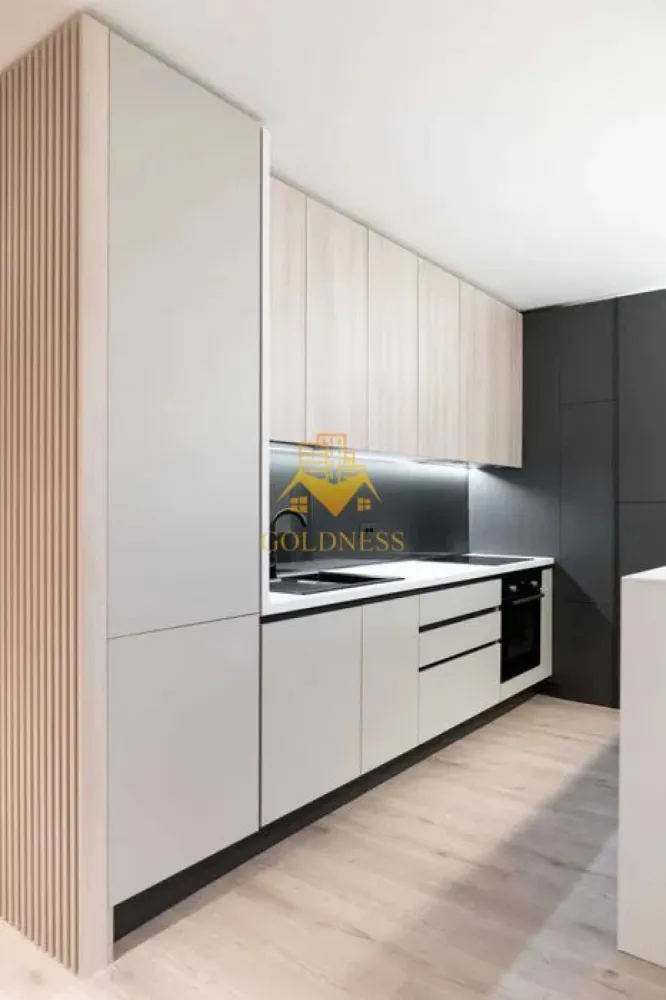 3 camere open space, Lux, Parcare Subterana,UTCN, Revo,Andrei Muresanu - GOLDNESS Imobiliare vă propune spre închiriere un apartament cu 3 camere complet mobilat și utilat, la etajul 3 într-un imobil de 4 etaje, în Cartierul Andrei Muresanu.
Dispune de loc de parcare subteran!
Se află în apropierea stațiilor de transport în comun, magazine, restaurante, spații verzi, farmacii, etc. 

Apartamentul este compartimentat astfel:
 - dormitor cu pat matrimonial, dressing, noptiere
 - dormitor, se poate mobila la cerere
 - living cu bucatarie open space complet utilată și mobilată, canapea extensibilă, loc de servit masa 
 - baie cu cabina de dus, calorifer port prosop și dulap pentru depozitare.
 - balcon de 8 mp.

Imobilul este dotat cu toate cele necesare- centrală proprie, frigider, plita, hotă, mașină de spălat haine, etc. 

Dacă sunteți interesați de acest apartament și doriți să îl vizionați, dar și pentru alte oferte nu ezitați să ne contactați telefonic sau prin e-mail. Vă stăm la dispoziție!
Pentru intermediere se percepe un comision de 50% din prețul chiriei!
