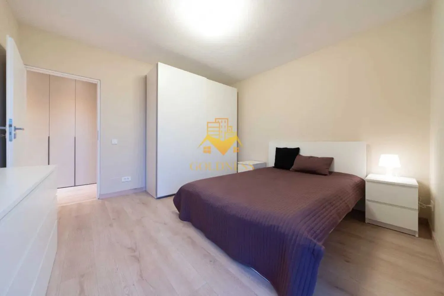 3 camere open space, Lux, Parcare Subterana,UTCN, Revo,Andrei Muresanu - GOLDNESS Imobiliare vă propune spre închiriere un apartament cu 3 camere complet mobilat și utilat, la etajul 3 într-un imobil de 4 etaje, în Cartierul Andrei Muresanu.
Dispune de loc de parcare subteran!
Se află în apropierea stațiilor de transport în comun, magazine, restaurante, spații verzi, farmacii, etc. 

Apartamentul este compartimentat astfel:
 - dormitor cu pat matrimonial, dressing, noptiere
 - dormitor, se poate mobila la cerere
 - living cu bucatarie open space complet utilată și mobilată, canapea extensibilă, loc de servit masa 
 - baie cu cabina de dus, calorifer port prosop și dulap pentru depozitare.
 - balcon de 8 mp.

Imobilul este dotat cu toate cele necesare- centrală proprie, frigider, plita, hotă, mașină de spălat haine, etc. 

Dacă sunteți interesați de acest apartament și doriți să îl vizionați, dar și pentru alte oferte nu ezitați să ne contactați telefonic sau prin e-mail. Vă stăm la dispoziție!
Pentru intermediere se percepe un comision de 50% din prețul chiriei!