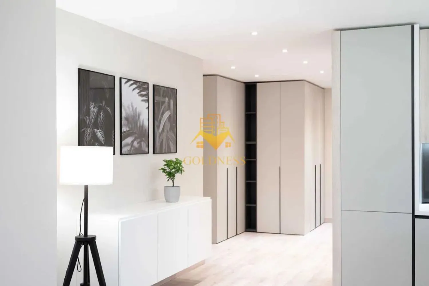 3 camere open space, Lux, Parcare Subterana,UTCN, Revo,Andrei Muresanu - GOLDNESS Imobiliare vă propune spre închiriere un apartament cu 3 camere complet mobilat și utilat, la etajul 3 într-un imobil de 4 etaje, în Cartierul Andrei Muresanu.
Dispune de loc de parcare subteran!
Se află în apropierea stațiilor de transport în comun, magazine, restaurante, spații verzi, farmacii, etc. 

Apartamentul este compartimentat astfel:
 - dormitor cu pat matrimonial, dressing, noptiere
 - dormitor, se poate mobila la cerere
 - living cu bucatarie open space complet utilată și mobilată, canapea extensibilă, loc de servit masa 
 - baie cu cabina de dus, calorifer port prosop și dulap pentru depozitare.
 - balcon de 8 mp.

Imobilul este dotat cu toate cele necesare- centrală proprie, frigider, plita, hotă, mașină de spălat haine, etc. 

Dacă sunteți interesați de acest apartament și doriți să îl vizionați, dar și pentru alte oferte nu ezitați să ne contactați telefonic sau prin e-mail. Vă stăm la dispoziție!
Pentru intermediere se percepe un comision de 50% din prețul chiriei!
