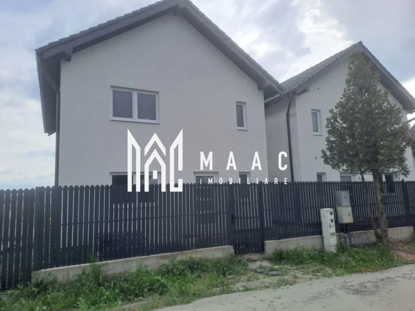 Casă Individuala | 4 camere | 123MPU | Șura Mică - MAAC Imobiliare vă propune spre vânzare o casă modernă, spațioasă și excelent compartimentată, situată într-o zonă rezidențială liniștită și cautată: cartierul Eden din Șura Mică.

Această proprietate reprezintă alegerea ideală pentru o familie care își dorește confortul unei locuințe individuale, beneficiind de o curte generoasă.

Casa este desfășurată pe două niveluri (Parter + Etaj) având o suprafață construită la sol de 77mp pe nivel (suprafața construită desfașurată totală de 154mp) și o suprafață utilă totală de 123 mp. 

Proprietatea dispune de un teren cu o curte liberă amenajabilă

Caracteristici principale:
4 camere luminoase si spațioase
Predare la alb
Bucatarie: Deschisa (open-space), integrată în zona de zi
Ferestre: Profil PVC cu geamuri termopan pentru o izolație termică și fonică optimă
Finisaje deosebite: Pereți cu inserții de piatra naturala, ce ofera un caracter elegant si modern locuinței

Compartimentarea se face astfel:
 Parter 
Living generos de 37.44 mp, ideal pentru petrecerea timpului cu familia, cu spațiu dedicat pentru dining
Birou , pretabil pentru spațiu de lucru de acasă, bibliotecă sau dormitor de oaspeți
Grup sanitar
Înalțimea încăperilor este de 2.80 m, oferind o senzație deosebită de spațiu
 Etaj (Suprafata Utila: 60.76 mp + Balcon)
Dormitor 1 suprafață de 18.90 mp, cu acces direct pe balcon
Dormitor 2 suprafață de 14.94 mp, cu acces direct pe balcon
Dormitor 3 suprafață de 12.00 mp, ideal pentru copii
Baie principală spațioasă de 8.45 mp, prevazută cu spațiu pentru cadă
Hol 
Balcon de 4.24 mp

Proprietatea se predă la alb, fiind o oportunitate excelentă într-un cartier rezidențial curat, aerisit și ferit de agitația orașului, dar cu acces rapid către Sibiu.

Pentru programarea unei vizionări sau pentru mai multe detalii suplimentare, contactați-ne și specificați codul de identificare al proprietății ID: CP3100534