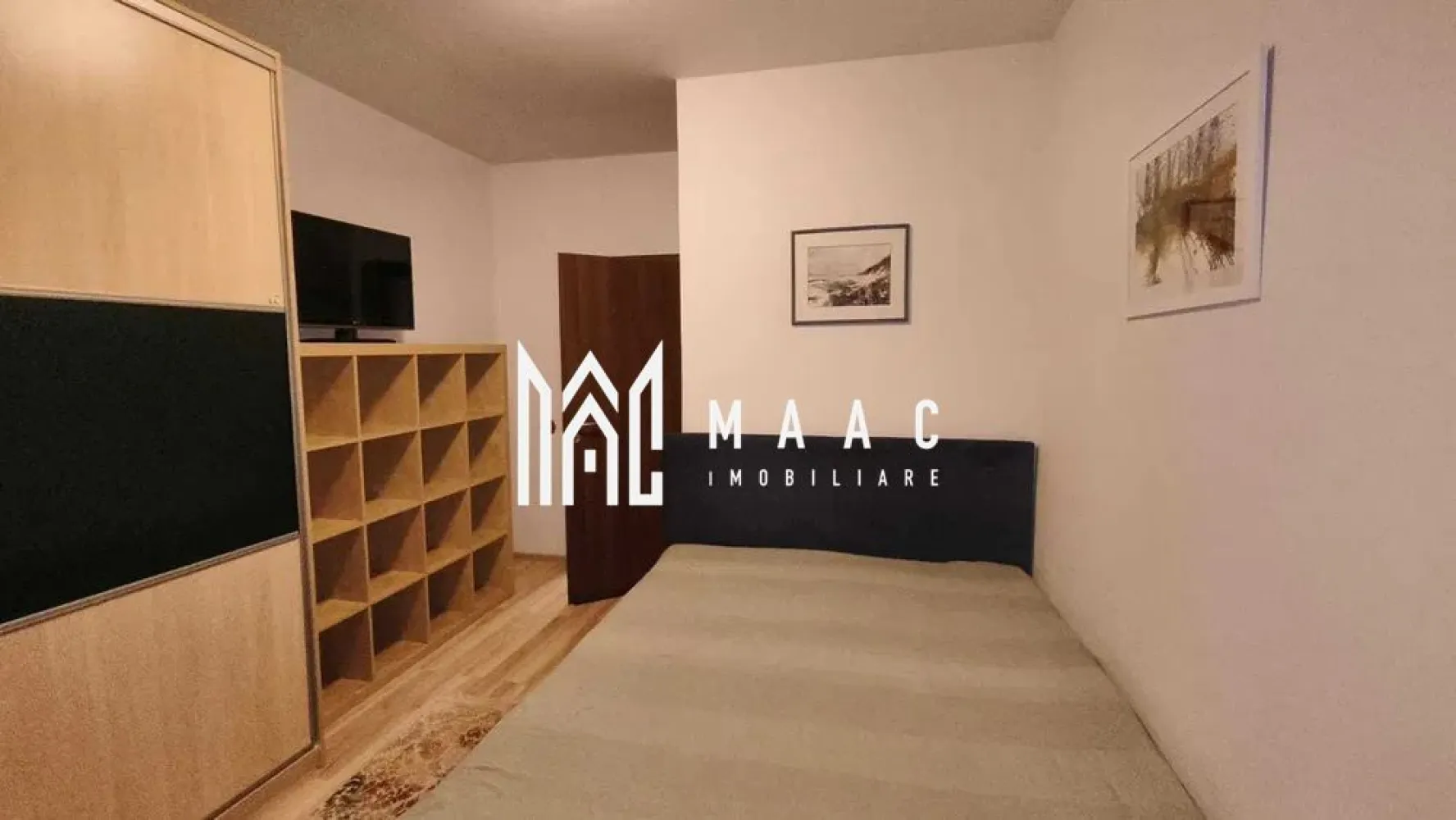 Apartament 2 camere | Loc de parcare | Calea Dumbrăvii - MAAC Imobiliare vă propune spre închiriere un apartament modern cu 2 camere, situat într-o zonă foarte apreciată din Sibiu – Calea Dumbrăvii, la intersecția cu Strada Siretului, la doar câteva minute de Parcul Sub Arini.

Poziționat într-un cartier liniștit, construit în 2008, imobilul beneficiază de o zonă de acces și o casă a scării spațioase și foarte bine întreținute.

Apartamentul are o suprafață utilă de 54 mp și oferă o compartimentare practică, fiind complet mobilat și utilat.

Compartimentare: living luminos cu bucătărie open-space, dormitor, baie generoasă, hol, debara -utilă pentru depozitare.

Oferta include un loc de parcare privat, un avantaj important în zonă.

Se percepe garantie in cuantumul unei chirii lunare. 

Accesul la transportul în comun este excelent, iar Parcul Sub Arini la doar 500 m.

Pentru mai multe detalii precizati telefonic ca ati vazut anuntul cu ID: CP2822879