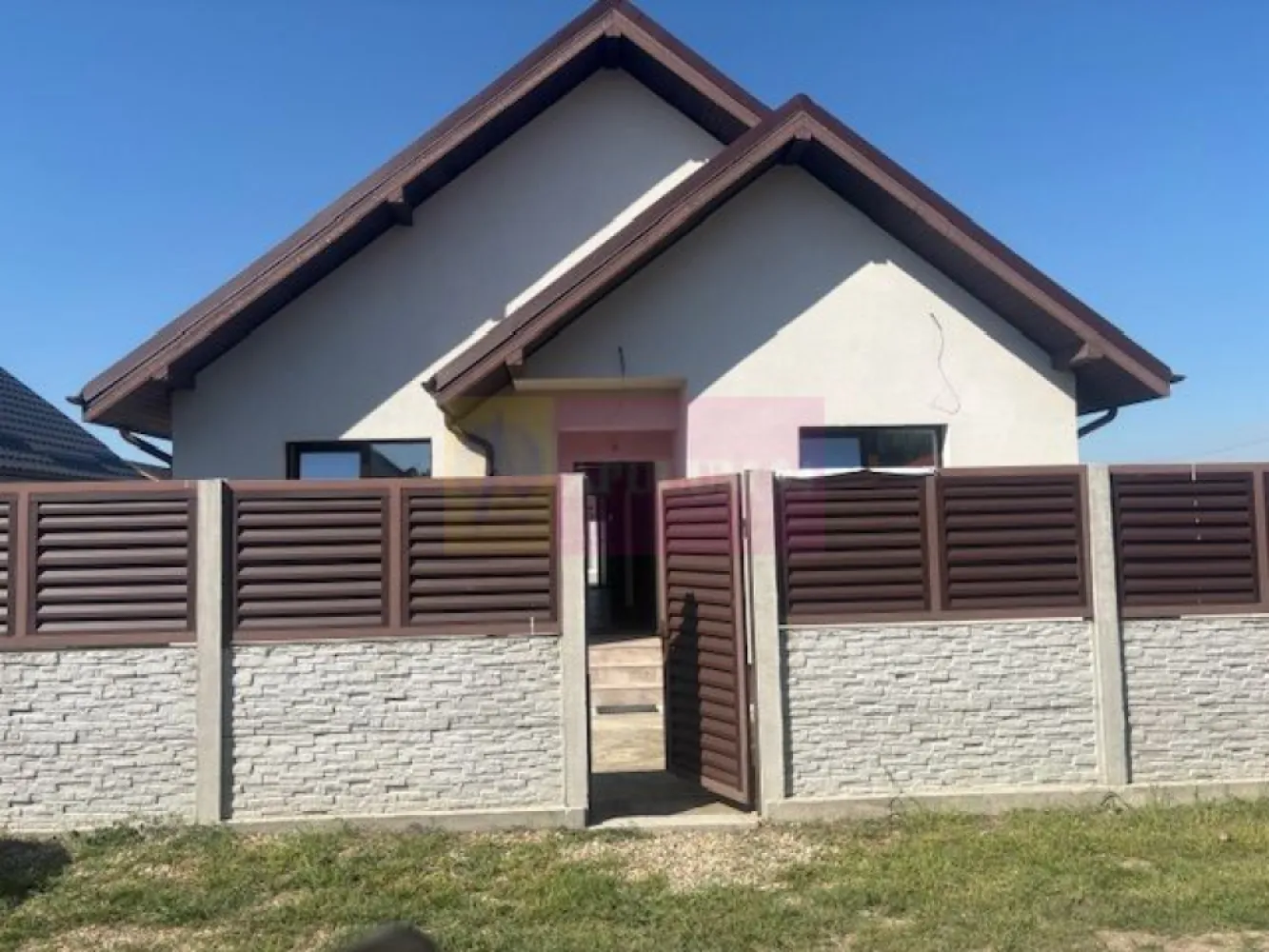 Vila gata pentru mutare P+M Domneti- Teghes constructie 2025. - Compania imobiliara Apulum 94 va propune o vila P+M, situata in Domnesti- Teghes, in apropiere de Padure, ceea ce confera multa liniste, spatiu verde, o oaza de relaxare. 
Pe un teren de 410 mp este construita vila P+M, cu o aprenta de 100 metri la sol. 
Constructia este din beton, cu placa de beton peste parter inclusiv peste terasa, iar umplutura este din caramida. Este P+1, pe un teren de 410 mp. 
Finisajele sunt de foarte buna calitate si anume: gard si soclu de beton perimetral, beci, glafuri exterioare din granit, pereti de 30 cm, placa de beton peste terasa, dressing de 12 mp, termostat ambient in fiecare camera la parter, usi interior Megador + usi mansarda depozitare, scara marmura, incalzire in pardoseala ROTH- Germania, bideu la baia din mansarda, centrala termica Viesmann de 32 kw, circuit monitorizare video pe toate laturile casei, curent trifazat. 
Zona este foarte apropiata de Bucuresti si se poate accesa atat prin Prelungirea Ghencea cat si prin Soseaua alexandriei. 
Vila este gata pentru mutare. 
Pentru vizionare si mai multe detalii nu ezitati sa ma contactati pe nr 0733683446- Laura ionescu.