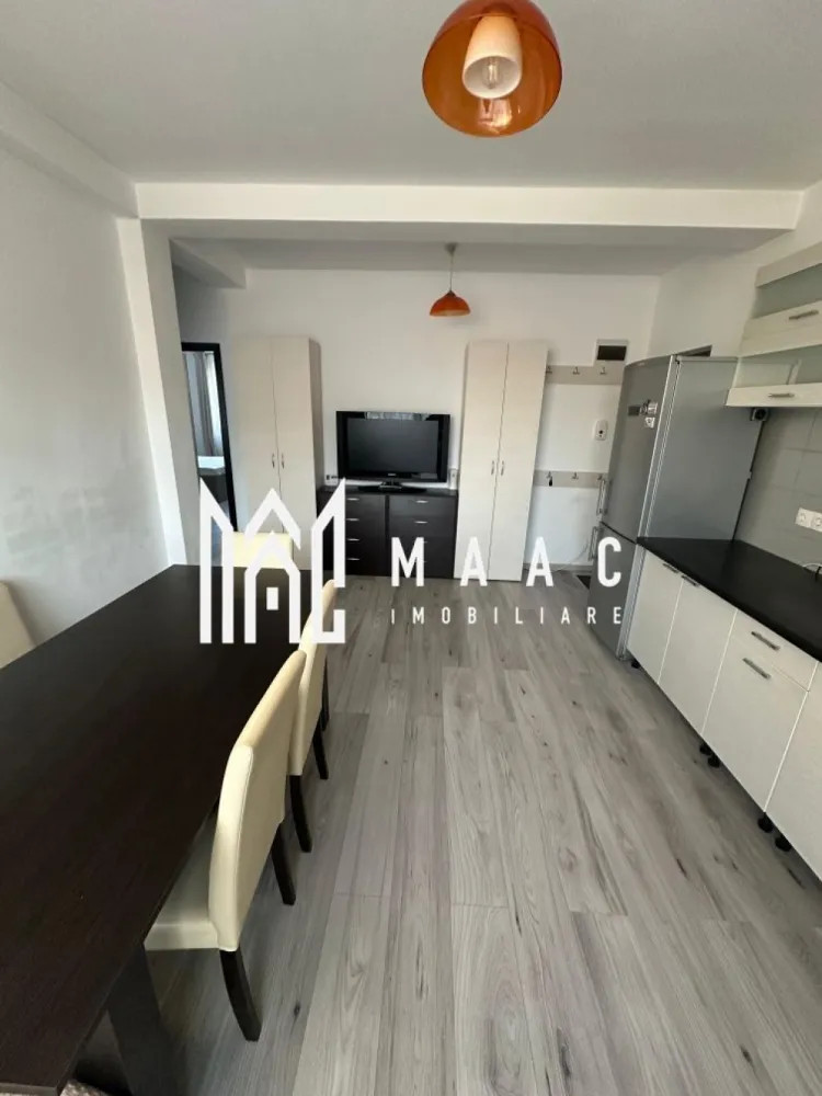 Apartament 2 camere | Decomandat | Mobilat și utilat | Etaj 2/3 | Arhitectilor - Maac Imobiliare prezintă spre vânzare un apartament cu 2 camere, decomandat, situat în cartierul Arhitecților Proprietatea este amplasată la etajul 2 din 3 al unui imobil construit în anul 2016, cu o suprafață utilă de 50 mp, la care se adaugă un balcon de 4 mp. Apartamentul se vinde complet mobilat și utilat, exact cum se vede în fotografii, fiind ideal atât pentru locuință personală, cât și pentru investiție. Blocul este izolat termic și se află într-o zonă liniștită, cu acces facil către supermarketuri și alte puncte de interes. În preț este inclus și un loc de parcare privat, situat în fața blocului. Se acceptă și credit ipotecar Pentru mai multe informații, vă rugăm să menționați ID-ul anunțului CP2491076