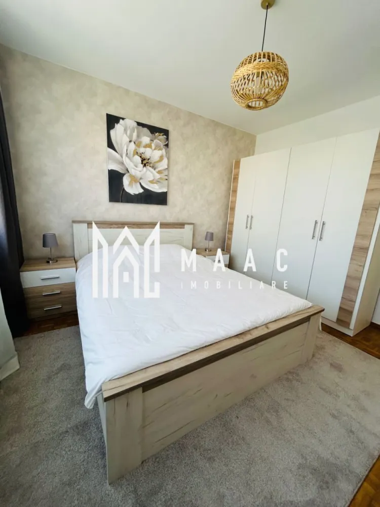 Apartament 3 camera | Renovat | Modern | Balcon | Central - MAAC Imobiliare propune atentiei dumneavoastra un apartament cu 3 camere renovat, complet mobilat si utilat, in zona Centrala/ Milea (la 5-7 minute de inima orasului Sibiu - Piata Mare). Locuinta este situata la etajul 2/4 si este alcatuita din 2 dormitoare , living, bucătărie , baie si balcon. Mmobilat în întregime cu mobila nouă, iar bucatarie are toate electrocasnicele noi. Apartamentul dispune de 2 televizoare și mașina de spălată haine nouă. Din living se iese într-un mic balcon. Apartamentul este bine izolat și dispune de încălzire cu centrala proprie. Conexiune la internet prin RCS/ RDS contra cost. Finisaje si mobilier de calitate buna, ambient placut. Se percepe o chirie in avans si garantie in cuantumul unei chirii lunare. Se inchiriaza pe o perioada de minim 12 luni. Nu se accepta cu animale de companie. Pentru mai multe detalii sau pentru a programa o vizionare, va rugam specificati telefonic ID: CP2612158