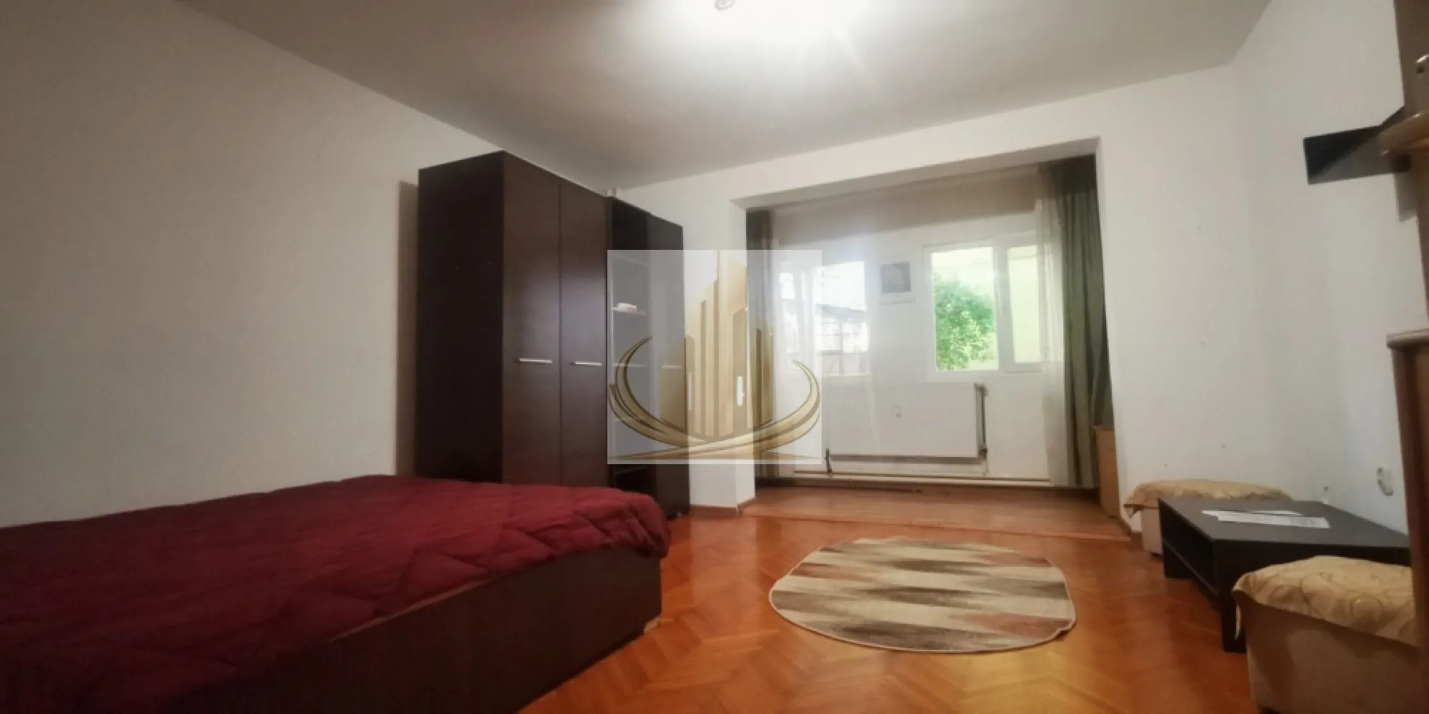 Apartament 1 cameră – Zonă Brâncoveanu | Ideal locuință sau investiție - Grand Mobilis Imobiliare vă propune spre vânzare un apartament cochet cu 1 cameră, situat într-una dintre cele mai apreciate și bine conectate zone ale orașului – zona Bulevardului Constantin Brâncoveanu, într-o locație semicentrală ce îmbină perfect liniștea cu accesul rapid către toate punctele importante de interes.

Apartamentul are o suprafață utilă de 33,4 mp și este amplasat la parterul unui imobil reabilitat termic, oferind un plus de confort și eficiență energetică.

Locuința se vinde mobilată și utilată, fiind pregătită pentru mutare imediată. De asemenea, apartamentul a fost recent remobilat, mobilierul actual fiind parțial diferit față de cel prezentat în fotografii.

Confortul termic este asigurat prin centrală proprie pe gaz și calorifere, ceea ce oferă costuri reduse de întreținere și control optim al temperaturii.

Poziționarea reprezintă unul dintre cele mai mari avantaje ale proprietății. Apartamentul beneficiază de acces rapid către principalele zone ale orașului și are în imediata apropiere:

-mijloace de transport în comun;
-școli și grădinițe;
-magazine și supermarketuri;
-restaurante, cafenele și farmacii;
-numeroase puncte de interes urban.

Datorită amplasării excelente, proprietatea este ideală atât pentru locuit, cât și pentru investiție:

perfectă pentru un cuplu care își dorește o zonă liniștită, dar foarte bine conectată;
excelentă pentru studenți, datorită accesului facil către universitățile din oraș;
alegere inspirată pentru medici rezidenți sau personal medical, având Spitalul Județean la doar aproximativ 7-8 minute distanță.

Totodată, apartamentul reprezintă o oportunitate foarte bună pentru investiție, datorită prețului atractiv și cererii ridicate pentru închiriere în această zonă. 

Pentru mai multe detalii sau programarea unei vizionari echipa Grand Mobilis Imobiliare va sta la dispozitie!
ID Intern: CP3091729