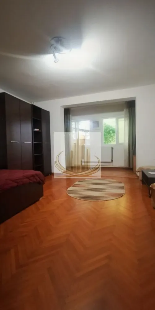Apartament 1 cameră – Zonă Brâncoveanu | Ideal locuință sau investiție - Grand Mobilis Imobiliare vă propune spre vânzare un apartament cochet cu 1 cameră, situat într-una dintre cele mai apreciate și bine conectate zone ale orașului – zona Bulevardului Constantin Brâncoveanu, într-o locație semicentrală ce îmbină perfect liniștea cu accesul rapid către toate punctele importante de interes.

Apartamentul are o suprafață utilă de 33,4 mp și este amplasat la parterul unui imobil reabilitat termic, oferind un plus de confort și eficiență energetică.

Locuința se vinde mobilată și utilată, fiind pregătită pentru mutare imediată. De asemenea, apartamentul a fost recent remobilat, mobilierul actual fiind parțial diferit față de cel prezentat în fotografii.

Confortul termic este asigurat prin centrală proprie pe gaz și calorifere, ceea ce oferă costuri reduse de întreținere și control optim al temperaturii.

Poziționarea reprezintă unul dintre cele mai mari avantaje ale proprietății. Apartamentul beneficiază de acces rapid către principalele zone ale orașului și are în imediata apropiere:

-mijloace de transport în comun;
-școli și grădinițe;
-magazine și supermarketuri;
-restaurante, cafenele și farmacii;
-numeroase puncte de interes urban.

Datorită amplasării excelente, proprietatea este ideală atât pentru locuit, cât și pentru investiție:

perfectă pentru un cuplu care își dorește o zonă liniștită, dar foarte bine conectată;
excelentă pentru studenți, datorită accesului facil către universitățile din oraș;
alegere inspirată pentru medici rezidenți sau personal medical, având Spitalul Județean la doar aproximativ 7-8 minute distanță.

Totodată, apartamentul reprezintă o oportunitate foarte bună pentru investiție, datorită prețului atractiv și cererii ridicate pentru închiriere în această zonă. 

Pentru mai multe detalii sau programarea unei vizionari echipa Grand Mobilis Imobiliare va sta la dispozitie!
ID Intern: CP3091729
