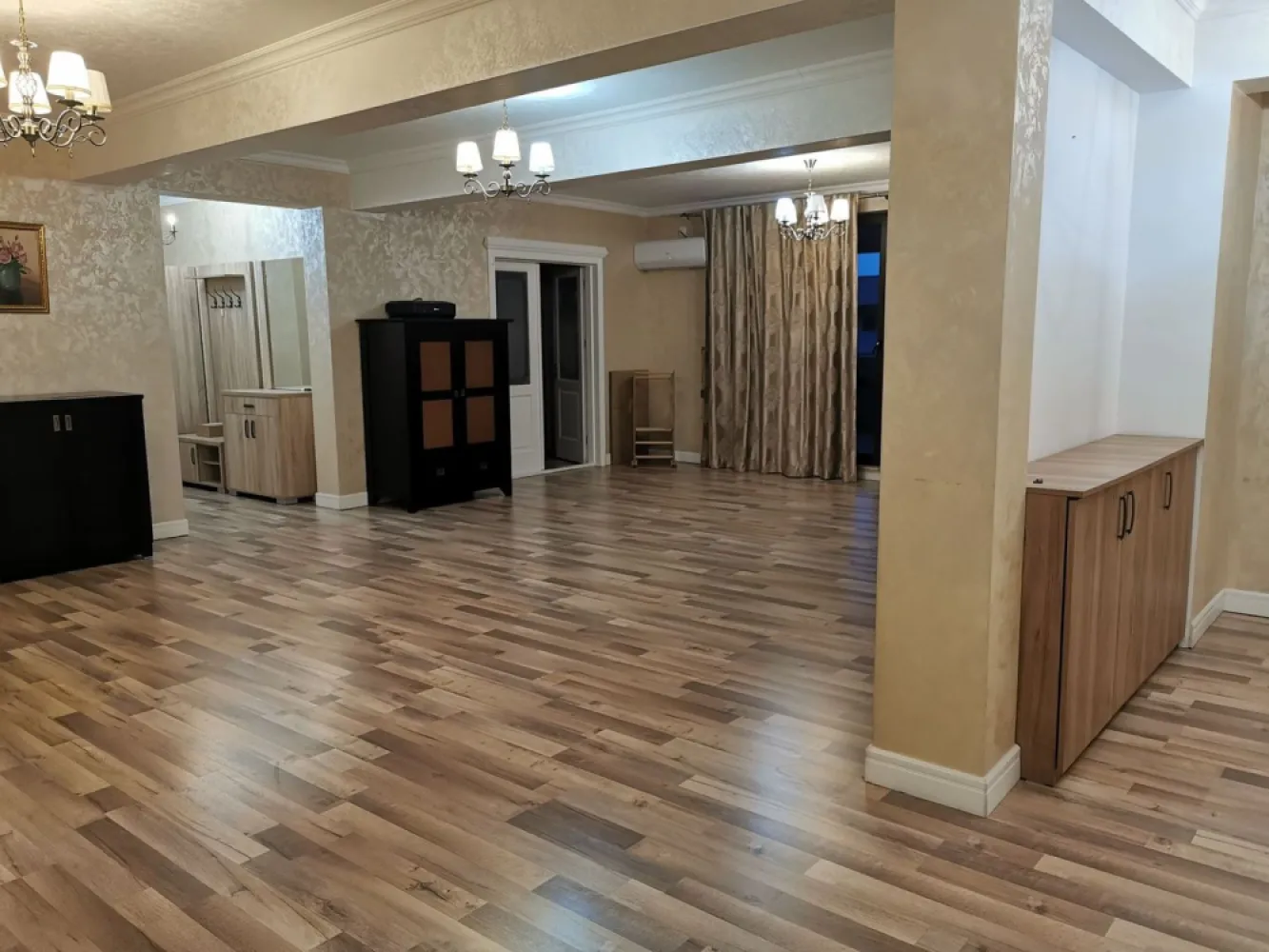 Penthouse , zona Isu - PENTHOUSE PREMIUM DE VÂNZARE – ZONA ISU

Vă prezentăm un penthouse spectaculos de 200 mp, situat într-una dintre cele mai căutate zone ale orașului – zona Independentei , ISU.

Proprietatea impresionează prin spații generoase, design modern și o terasă panoramică ideală pentru relaxare sau petrecerea timpului alături de familie și prieteni.

Caracteristici:
• suprafață utilă de 200 mp
• living amplu și luminos
• bucătărie modernă inchisa mobilata
• 3 dormitoare spațioase
• finisaje premium
• terasă generoasă cu priveliște superbă de 60 mp , partial inchisa
• loc de parcare 2 garaje subterane
• acces rapid către centru, restaurante, magazine și puncte de interes

🏙️ Un apartament exclusivist, perfect pentru cei care își doresc confort, eleganță și intimitate.
