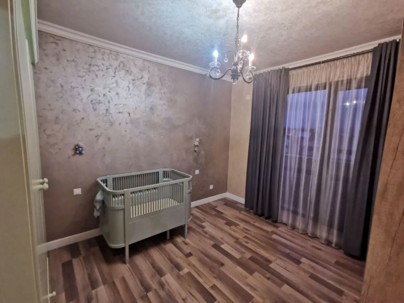 Penthouse , zona Isu - PENTHOUSE PREMIUM DE VÂNZARE – ZONA ISU

Vă prezentăm un penthouse spectaculos de 200 mp, situat într-una dintre cele mai căutate zone ale orașului – zona Independentei , ISU.

Proprietatea impresionează prin spații generoase, design modern și o terasă panoramică ideală pentru relaxare sau petrecerea timpului alături de familie și prieteni.

Caracteristici:
• suprafață utilă de 200 mp
• living amplu și luminos
• bucătărie modernă inchisa mobilata
• 3 dormitoare spațioase
• finisaje premium
• terasă generoasă cu priveliște superbă de 60 mp , partial inchisa
• loc de parcare 2 garaje subterane
• acces rapid către centru, restaurante, magazine și puncte de interes

🏙️ Un apartament exclusivist, perfect pentru cei care își doresc confort, eleganță și intimitate.