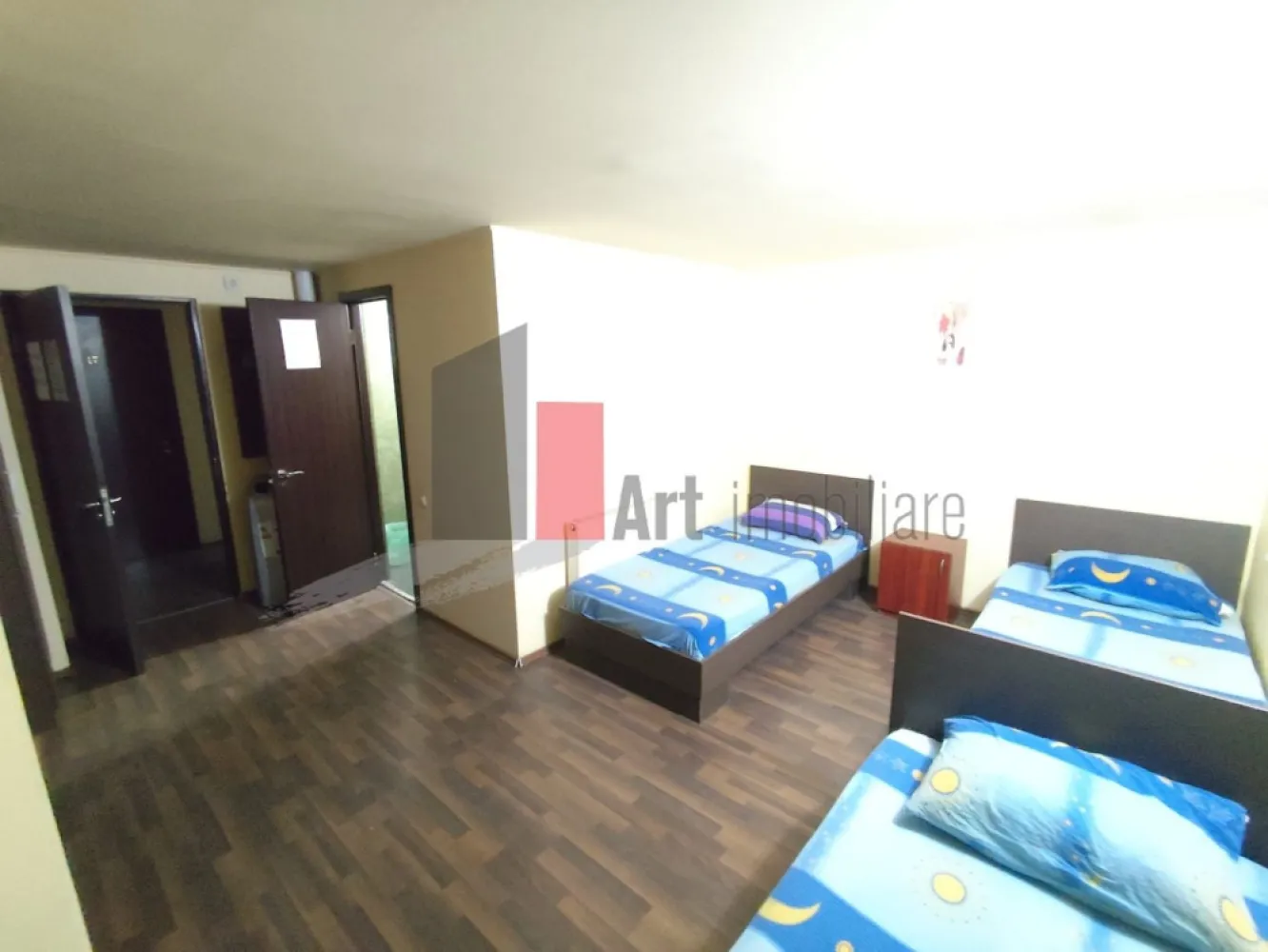 Camere pentru muncitori de inchiriat, 16-35mp, toate Nationalitatile - Închiriere Camere pentru Muncitori – Metrou Eroii Revoluției | Toate Naționalitățile | Baie Proprie | Parcare la liber

Se oferă spre închiriere camere special amenajate pentru cazarea muncitorilor, fiind acceptate echipe din toate naționalitățile. Locația este situată strategic în imediata apropiere a stației de metrou Eroii Revoluției, oferind o conexiune excelentă și rapidă cu toate zonele din Capitală, ideală pentru companiile care doresc să asigure transportul facil al angajaților către șantiere sau puncte de lucru.

Proprietatea dispune de diverse opțiuni de cazare, cu suprafețe adaptabile în funcție de numărul de persoane, asigurând un nivel ridicat de confort și intimitate prin prezența băilor proprii în fiecare cameră. Prețurile sunt extrem de accesibile și flexibile, variind între 700 și 1.000 lei pe lună în funcție de dimensiunea spațiului ales, reprezentând o soluție excelentă de buget.

Detalii spațiu:

Camere spațioase cu suprafețe cuprinse între 16 mp și 35 mp

Fiecare cameră este prevăzută cu baie proprie complet utilată și funcțională

Spații configurate optim pentru a găzdui echipe de muncitori în condiții bune

Locație deschisă pentru colaborări cu personal din toate naționalitățile

Camere mobilate practic pentru a asigura odihna și confortul necesar zilnic

Utilități și facilități:

Zonă de spălătorie utilată la etaj ce facilitează întreținerea rapidă a hainelor

Toate utilitățile necesare disponibile respectiv apă gaz curent și canalizare

Locuri de parcare disponibile la liber

Sistem de încălzire eficient pentru asigurarea unui climat optim în sezonul rece

Avantaje:

Localizare excelentă lângă stația de metrou Eroii Revoluției și noduri STB importante

Prețuri foarte avantajoase cuprinse între 700 și 1.000 lei în funcție de dimensiunea camerei

Independență și igienă sporită datorită băii private aferente fiecărei camere în parte

Soluție flexibilă pentru firme care caută cazare stabilă și accesibilă pentru angajați

Condiții de închiriere:

Disponibilitate imediată pentru mutare și preluarea spațiilor

Vizualizarea camerelor se poate face cu programare prealabilă

Pentru mai multe detalii sau pentru programarea unei vizionări în zona Eroii Revoluției, vă stăm la dispoziție.