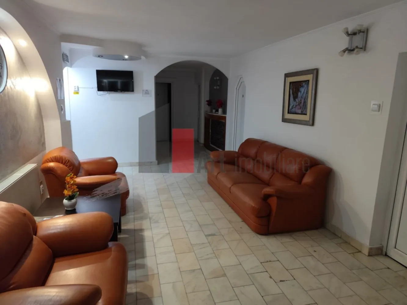 Camere pentru muncitori de inchiriat, 16-35mp, toate Nationalitatile - Închiriere Camere pentru Muncitori – Metrou Eroii Revoluției | Toate Naționalitățile | Baie Proprie | Parcare la liber

Se oferă spre închiriere camere special amenajate pentru cazarea muncitorilor, fiind acceptate echipe din toate naționalitățile. Locația este situată strategic în imediata apropiere a stației de metrou Eroii Revoluției, oferind o conexiune excelentă și rapidă cu toate zonele din Capitală, ideală pentru companiile care doresc să asigure transportul facil al angajaților către șantiere sau puncte de lucru.

Proprietatea dispune de diverse opțiuni de cazare, cu suprafețe adaptabile în funcție de numărul de persoane, asigurând un nivel ridicat de confort și intimitate prin prezența băilor proprii în fiecare cameră. Prețurile sunt extrem de accesibile și flexibile, variind între 700 și 1.000 lei pe lună în funcție de dimensiunea spațiului ales, reprezentând o soluție excelentă de buget.

Detalii spațiu:

Camere spațioase cu suprafețe cuprinse între 16 mp și 35 mp

Fiecare cameră este prevăzută cu baie proprie complet utilată și funcțională

Spații configurate optim pentru a găzdui echipe de muncitori în condiții bune

Locație deschisă pentru colaborări cu personal din toate naționalitățile

Camere mobilate practic pentru a asigura odihna și confortul necesar zilnic

Utilități și facilități:

Zonă de spălătorie utilată la etaj ce facilitează întreținerea rapidă a hainelor

Toate utilitățile necesare disponibile respectiv apă gaz curent și canalizare

Locuri de parcare disponibile la liber

Sistem de încălzire eficient pentru asigurarea unui climat optim în sezonul rece

Avantaje:

Localizare excelentă lângă stația de metrou Eroii Revoluției și noduri STB importante

Prețuri foarte avantajoase cuprinse între 700 și 1.000 lei în funcție de dimensiunea camerei

Independență și igienă sporită datorită băii private aferente fiecărei camere în parte

Soluție flexibilă pentru firme care caută cazare stabilă și accesibilă pentru angajați

Condiții de închiriere:

Disponibilitate imediată pentru mutare și preluarea spațiilor

Vizualizarea camerelor se poate face cu programare prealabilă

Pentru mai multe detalii sau pentru programarea unei vizionări în zona Eroii Revoluției, vă stăm la dispoziție.