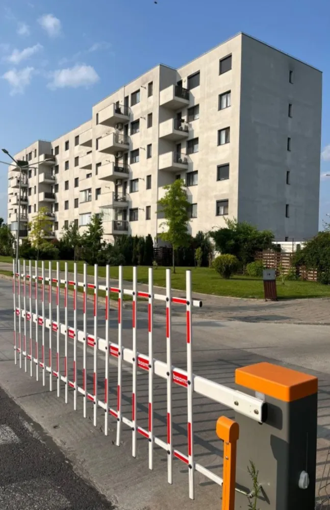 Apartament cu 2 camere, B-dul Timișoara, (Valea Largă), Sector 6 - –Ofer spre vânzare un apartament cu 2 camere semidecomandat, cu aer condiționat, mobilat și utilat, situat la etajul 4 din 5, în bloc nou din anul 2020, cu suprafața utilă de 50,50 mp plus terasa de 7,13 mp. Încălzirea este în pardoseală cu centrală proprie. Apartamentul este situat într-un complex rezidențial cu spații verzi, barieră, lift și este supravegheat video.–Accesul la punctele de interes din zonă: în apropiere se află Mall Plaza România, Selgros, Dedeman, Profi, La Doi Pași, etc. Transportul în comun: stații STB care se află în apropiere (autobuzele 106/221/322 la 200m, troleibuzul 93 la 400m și tramvaiul 25 la 200m), iar stațiile de metrou Preciziei și Valea Ialomiței sunt accesibile în aproximativ 15 minute.–Drumul Valea Largă este cel mai nou bulevard din București, fiind construit de la zero. Are câte două benzi pe sens, inclusiv pistă de biciclete. Acesta este finalizat complet și deschis circulației publice de peste un an de zile.–Pentru mai multe imagini și stabilirea unei vizionări mă puteți contacta.*NU COLABOREZ CU AGENȚII.