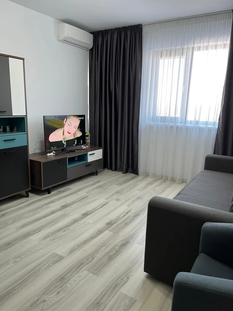 Apartament cu 2 camere, B-dul Timișoara, (Valea Largă), Sector 6 - –Ofer spre vânzare un apartament cu 2 camere semidecomandat, cu aer condiționat, mobilat și utilat, situat la etajul 4 din 5, în bloc nou din anul 2020, cu suprafața utilă de 50,50 mp plus terasa de 7,13 mp. Încălzirea este în pardoseală cu centrală proprie. Apartamentul este situat într-un complex rezidențial cu spații verzi, barieră, lift și este supravegheat video.–Accesul la punctele de interes din zonă: în apropiere se află Mall Plaza România, Selgros, Dedeman, Profi, La Doi Pași, etc. Transportul în comun: stații STB care se află în apropiere (autobuzele 106/221/322 la 200m, troleibuzul 93 la 400m și tramvaiul 25 la 200m), iar stațiile de metrou Preciziei și Valea Ialomiței sunt accesibile în aproximativ 15 minute.–Drumul Valea Largă este cel mai nou bulevard din București, fiind construit de la zero. Are câte două benzi pe sens, inclusiv pistă de biciclete. Acesta este finalizat complet și deschis circulației publice de peste un an de zile.–Pentru mai multe imagini și stabilirea unei vizionări mă puteți contacta.*NU COLABOREZ CU AGENȚII.